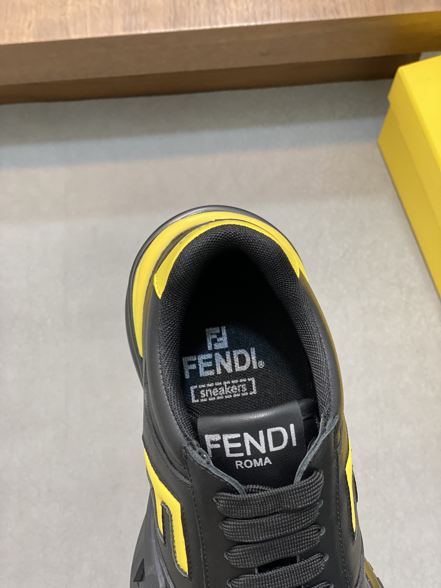 FEND* - Fendi. Zapatillas deportivas casuales Fendi Flow de hombre con tiras elásticas, cremallera l
