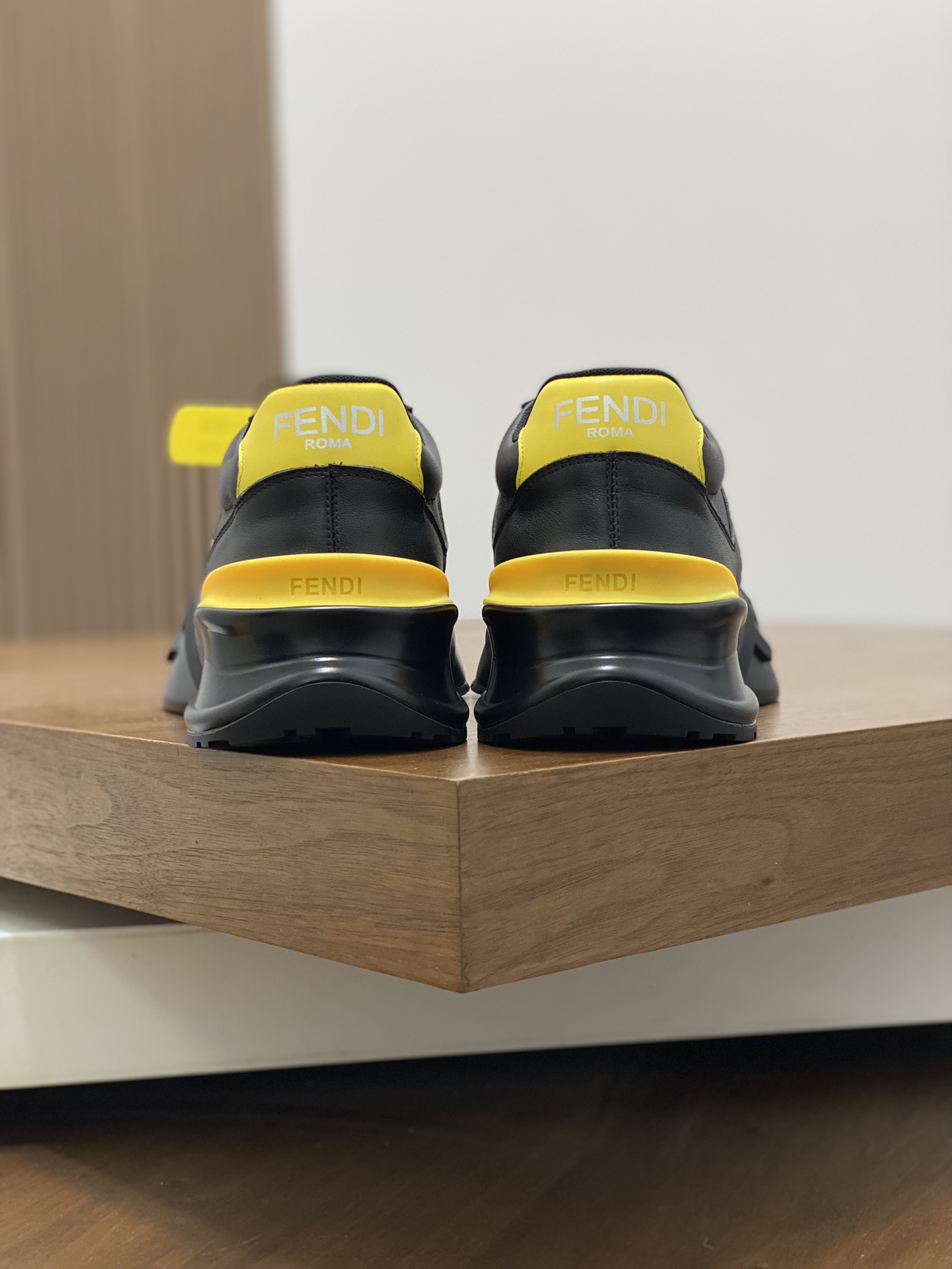 FEND* - Fendi. Zapatillas deportivas casuales Fendi Flow de hombre con tiras elásticas, cremallera l