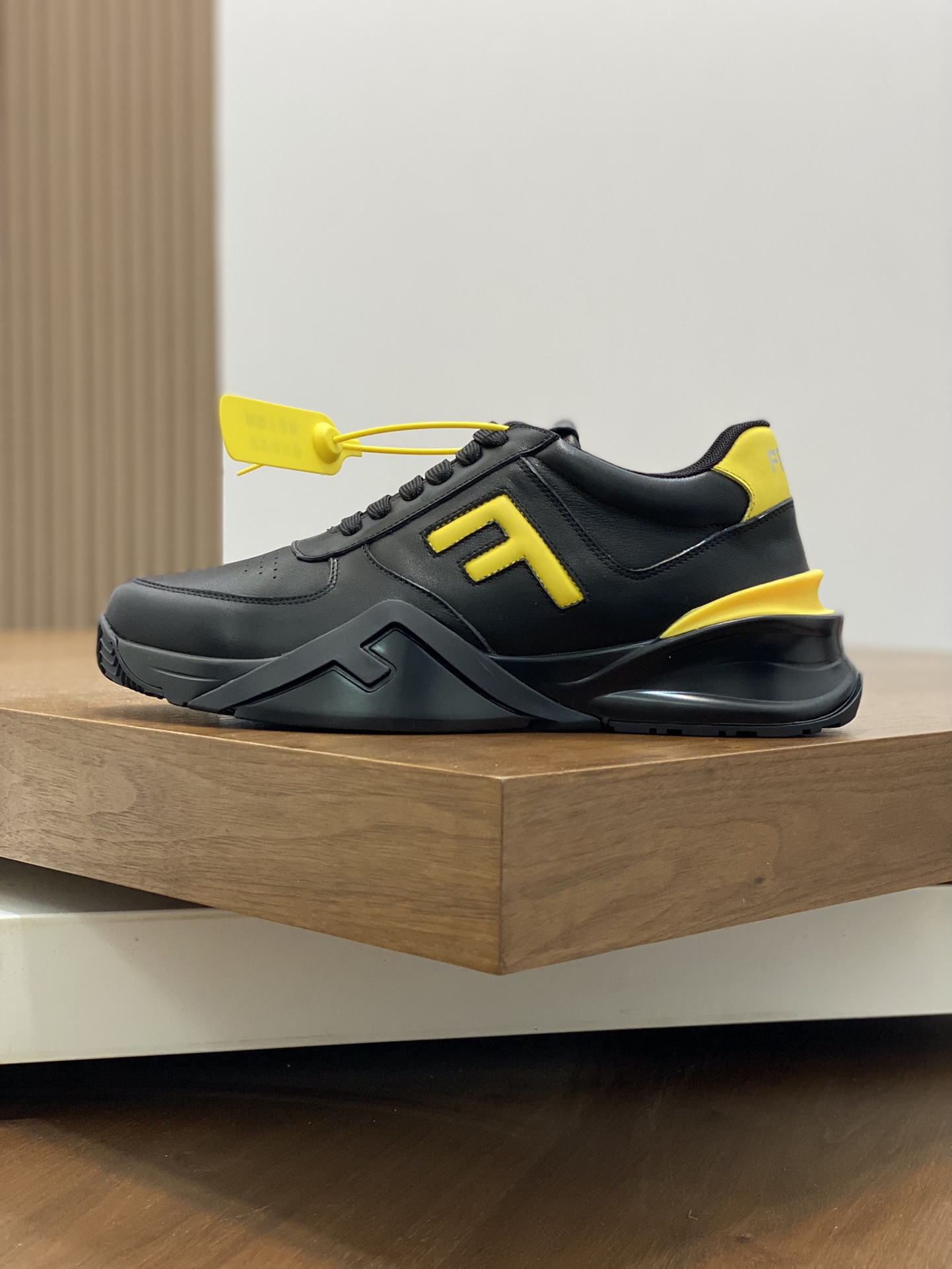 FEND* - Fendi. Zapatillas deportivas casuales Fendi Flow de hombre con tiras elásticas, cremallera l