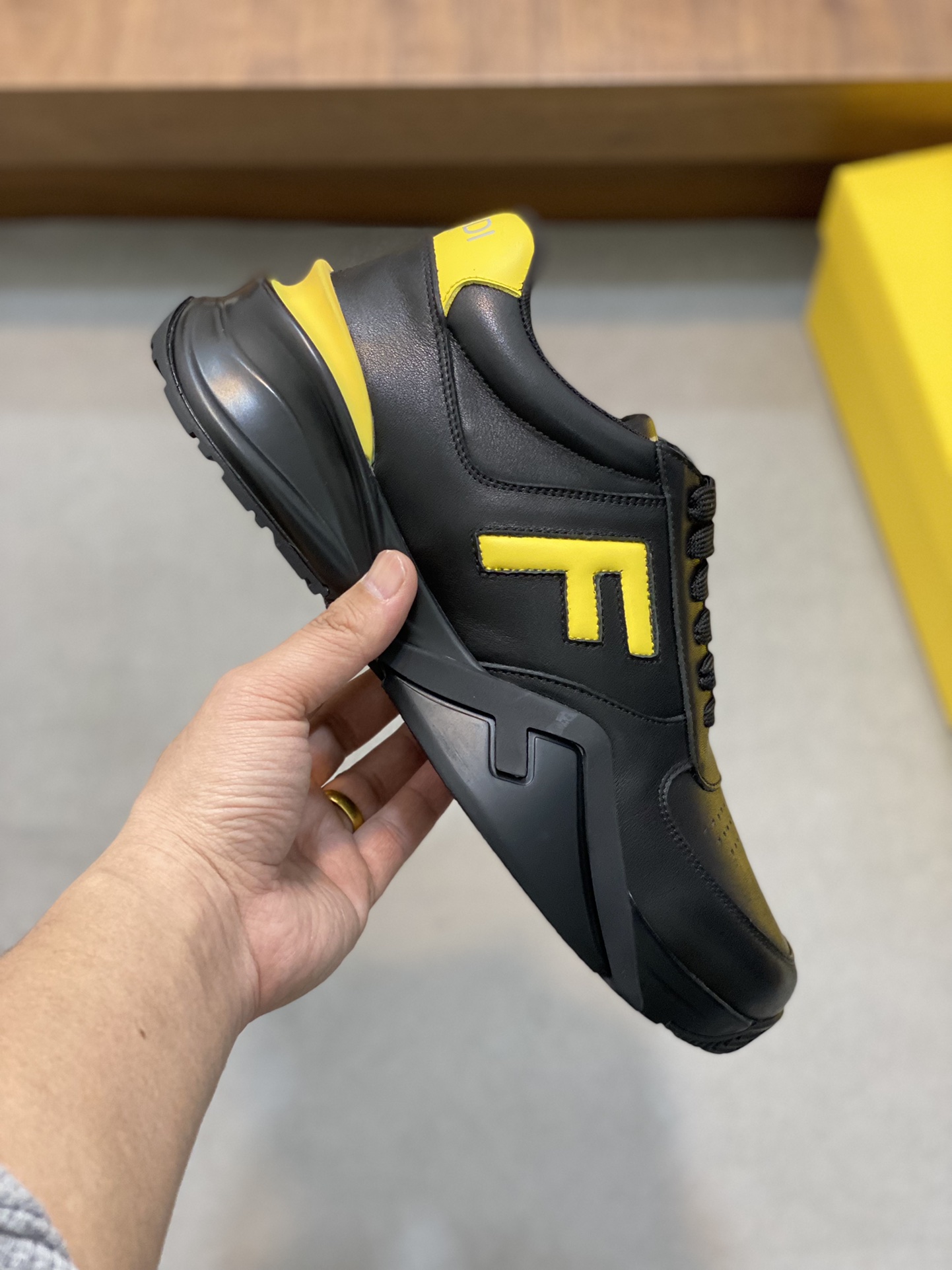 FEND* - Fendi. Zapatillas deportivas casuales Fendi Flow de hombre con tiras elásticas, cremallera l