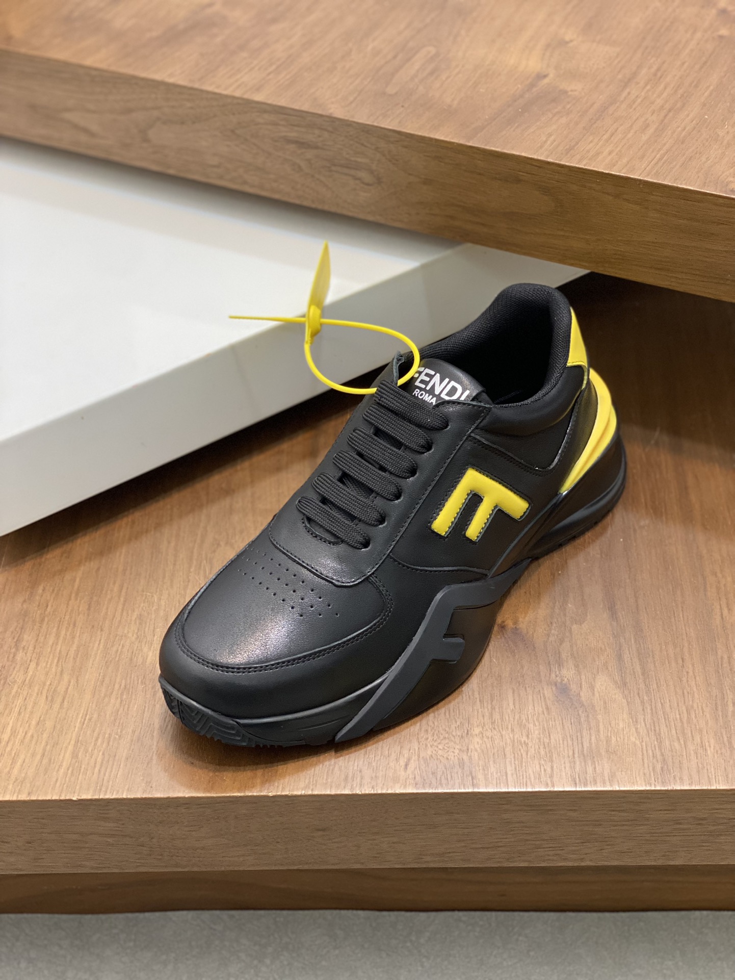 FEND* - Fendi. Zapatillas deportivas casuales Fendi Flow de hombre con tiras elásticas, cremallera l