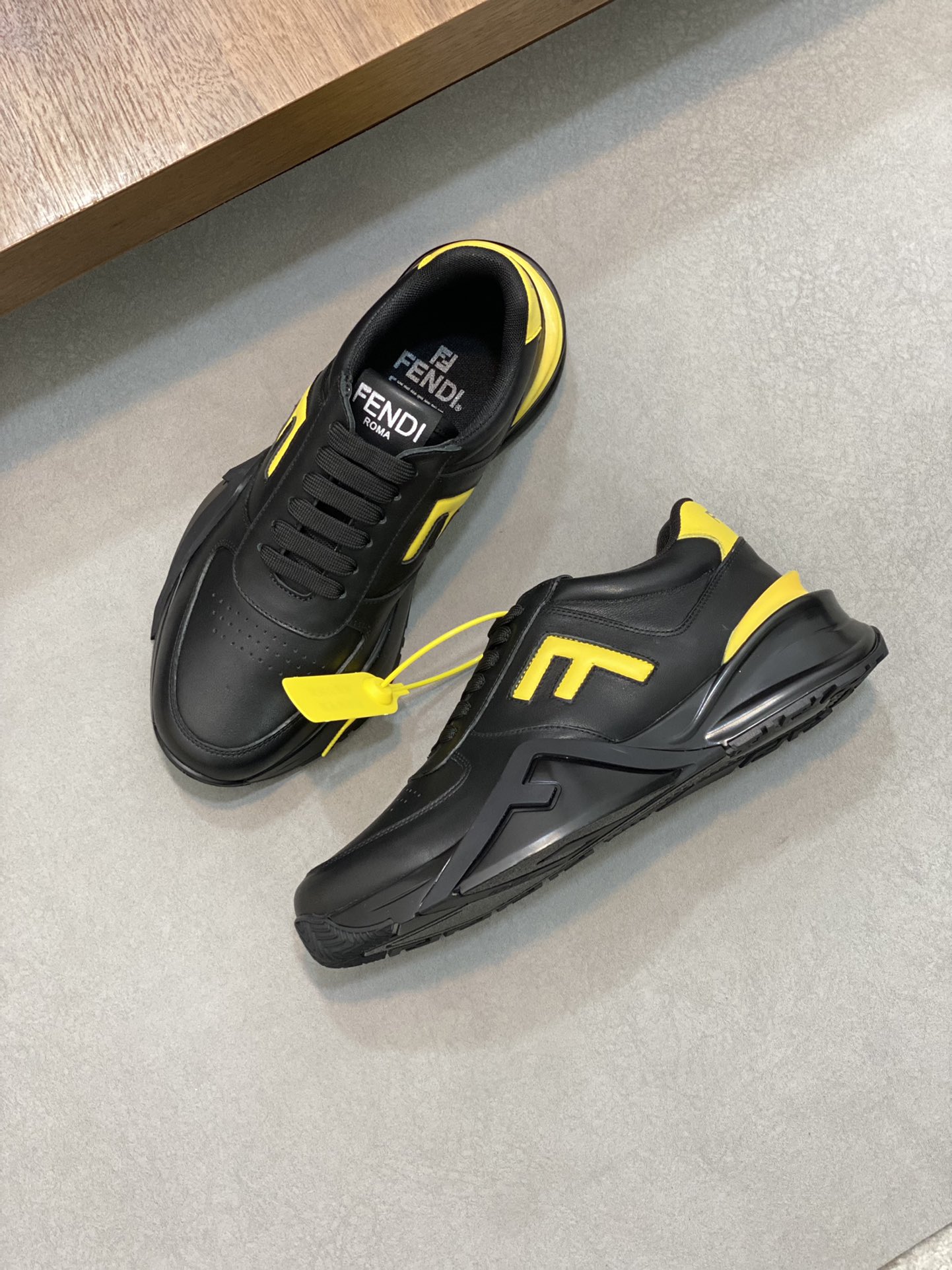 FEND* - Fendi. Zapatillas deportivas casuales Fendi Flow de hombre con tiras elásticas, cremallera l