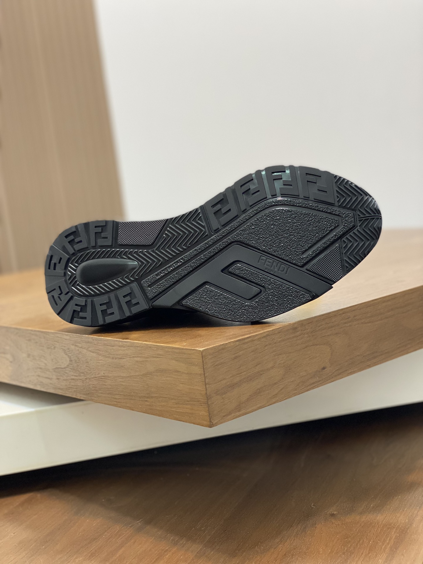 FEND* - Fendi. Zapatillas deportivas casuales Fendi Flow de hombre con tiras elásticas, cremallera l