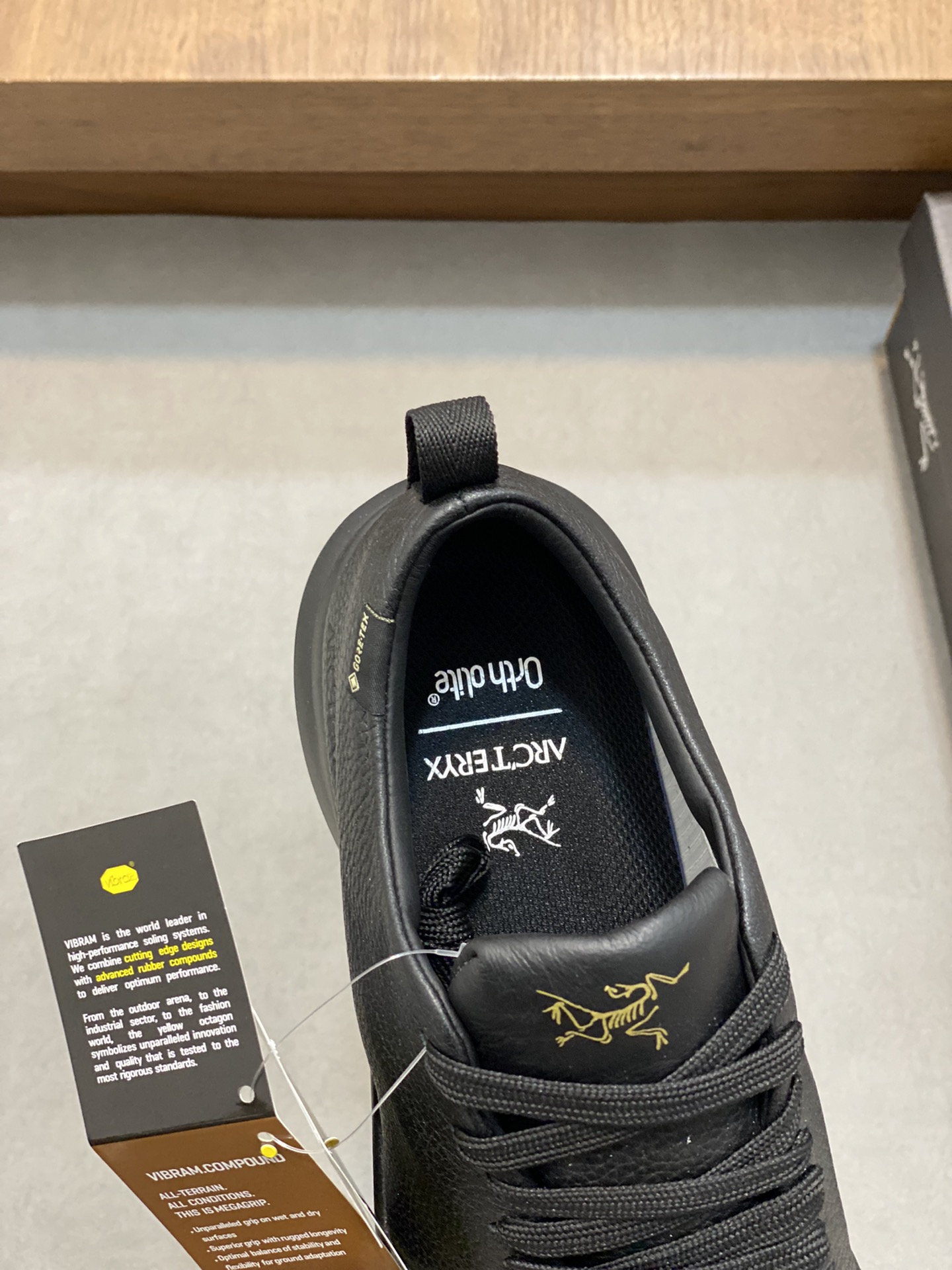 💰360 🐾 ARC‘TERYX/始祖鸟 SOLANO LEATHER GORE-TEX 覆盖防水男款高帮休闲鞋
全新的Solano专为日常都市设计，超轻柔软舒适透气磨砂面料，拼接GTX防水膜的全皮质鞋款，极具质感，透气棉鞋垫给您带来全天候的脚部舒适！Vibram橡胶外底耐磨防滑轻便。上脚舒适轻便透气，久穿不累，值得拥有！
码数：39-40-41-42-43-44 （45订做）标准皮鞋码

