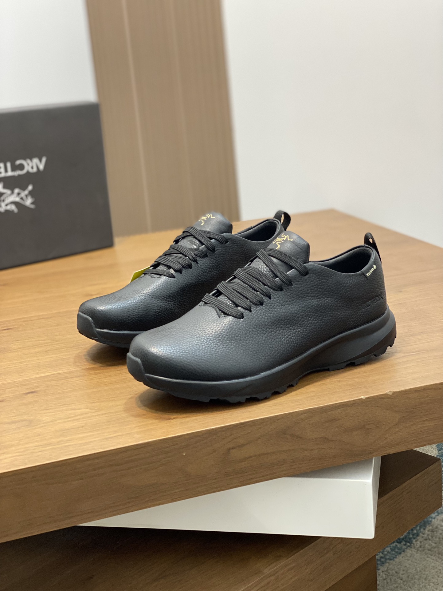 💰360 🐾 ARC‘TERYX/始祖鸟 SOLANO LEATHER GORE-TEX 覆盖防水男款高帮休闲鞋
全新的Solano专为日常都市设计，超轻柔软舒适透气磨砂面料，拼接GTX防水膜的全皮质鞋款，极具质感，透气棉鞋垫给您带来全天候的脚部舒适！Vibram橡胶外底耐磨防滑轻便。上脚舒适轻便透气，久穿不累，值得拥有！
码数：39-40-41-42-43-44 （45订做）标准皮鞋码

