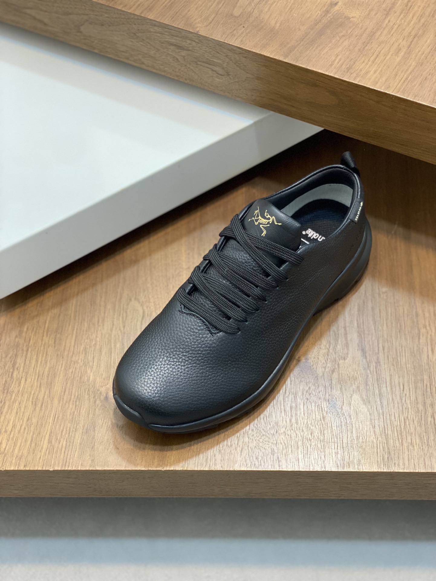 💰360 🐾 ARC‘TERYX/始祖鸟 SOLANO LEATHER GORE-TEX 覆盖防水男款高帮休闲鞋
全新的Solano专为日常都市设计，超轻柔软舒适透气磨砂面料，拼接GTX防水膜的全皮质鞋款，极具质感，透气棉鞋垫给您带来全天候的脚部舒适！Vibram橡胶外底耐磨防滑轻便。上脚舒适轻便透气，久穿不累，值得拥有！
码数：39-40-41-42-43-44 （45订做）标准皮鞋码

