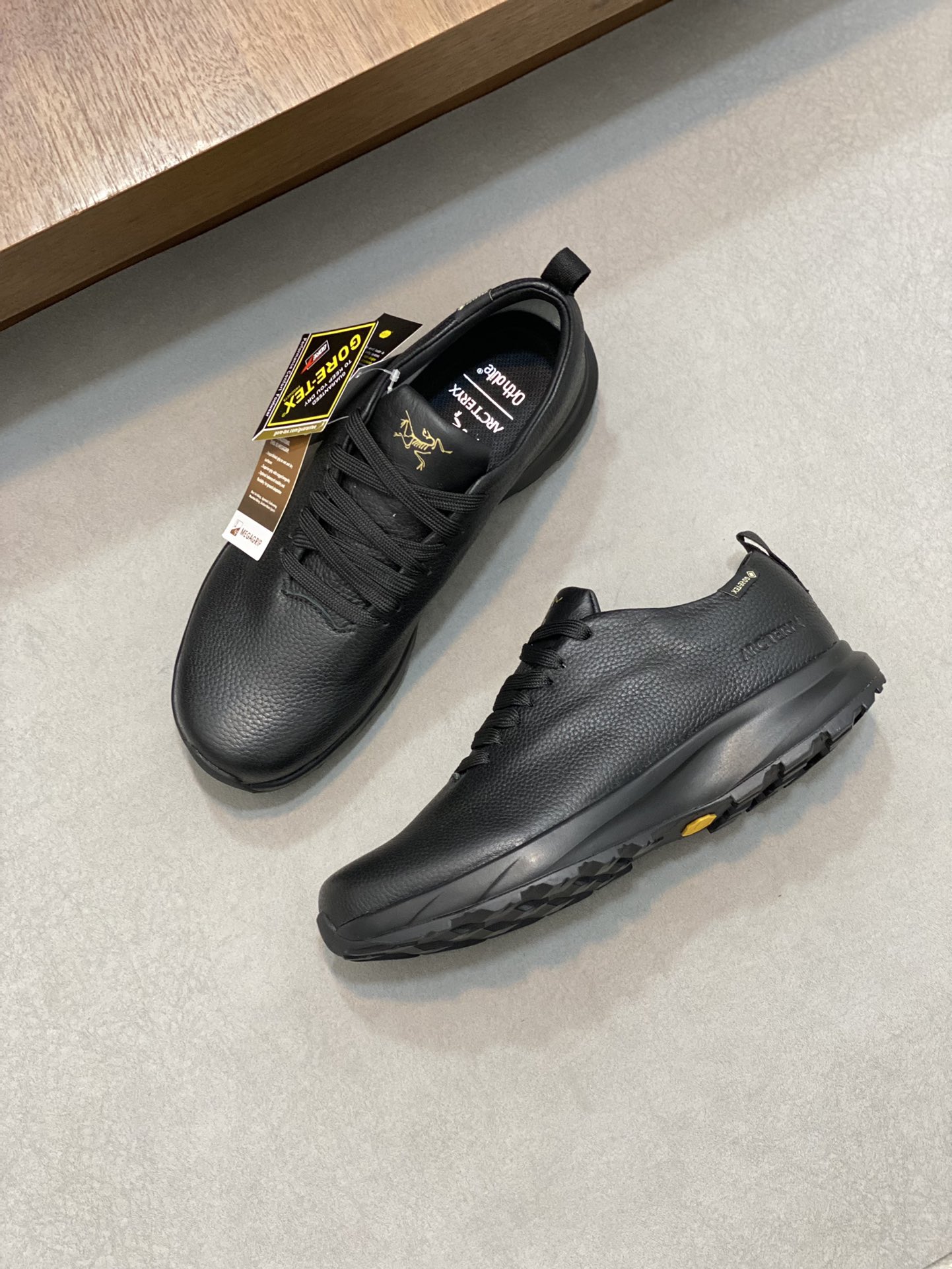 💰360 🐾 ARC‘TERYX/始祖鸟 SOLANO LEATHER GORE-TEX 覆盖防水男款高帮休闲鞋
全新的Solano专为日常都市设计，超轻柔软舒适透气磨砂面料，拼接GTX防水膜的全皮质鞋款，极具质感，透气棉鞋垫给您带来全天候的脚部舒适！Vibram橡胶外底耐磨防滑轻便。上脚舒适轻便透气，久穿不累，值得拥有！
码数：39-40-41-42-43-44 （45订做）标准皮鞋码

