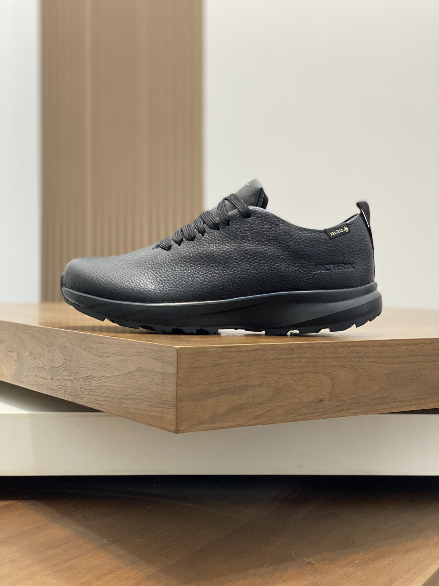 💰360 🐾 ARC‘TERYX/始祖鸟 SOLANO LEATHER GORE-TEX 覆盖防水男款高帮休闲鞋
全新的Solano专为日常都市设计，超轻柔软舒适透气磨砂面料，拼接GTX防水膜的全皮质鞋款，极具质感，透气棉鞋垫给您带来全天候的脚部舒适！Vibram橡胶外底耐磨防滑轻便。上脚舒适轻便透气，久穿不累，值得拥有！
码数：39-40-41-42-43-44 （45订做）标准皮鞋码

