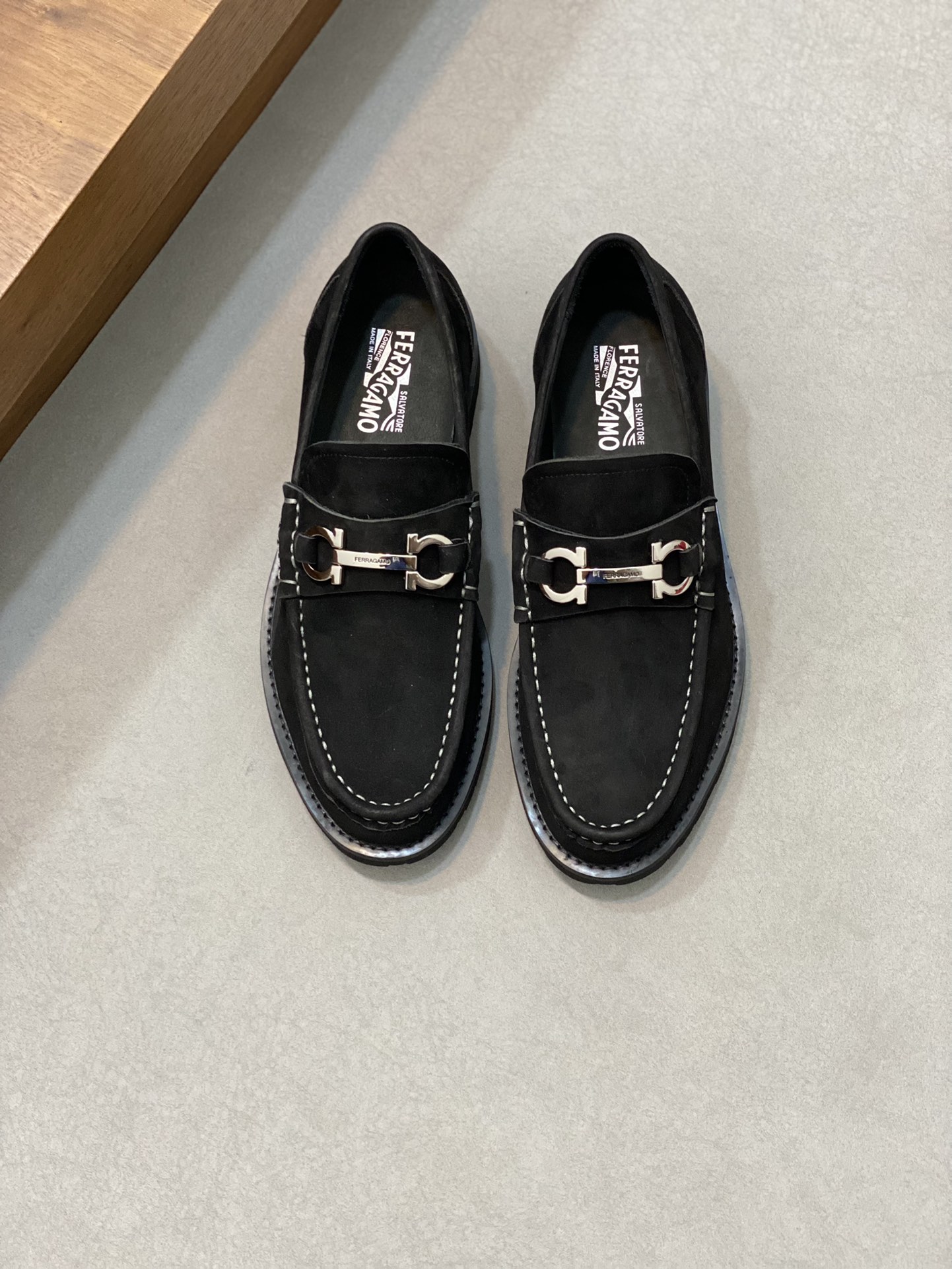 “Ferragamo Men’s Shoes: High-Quality, Top-Heavy, Premium Materials, Gold Detailing, Imported Leather, Wide Size Range”