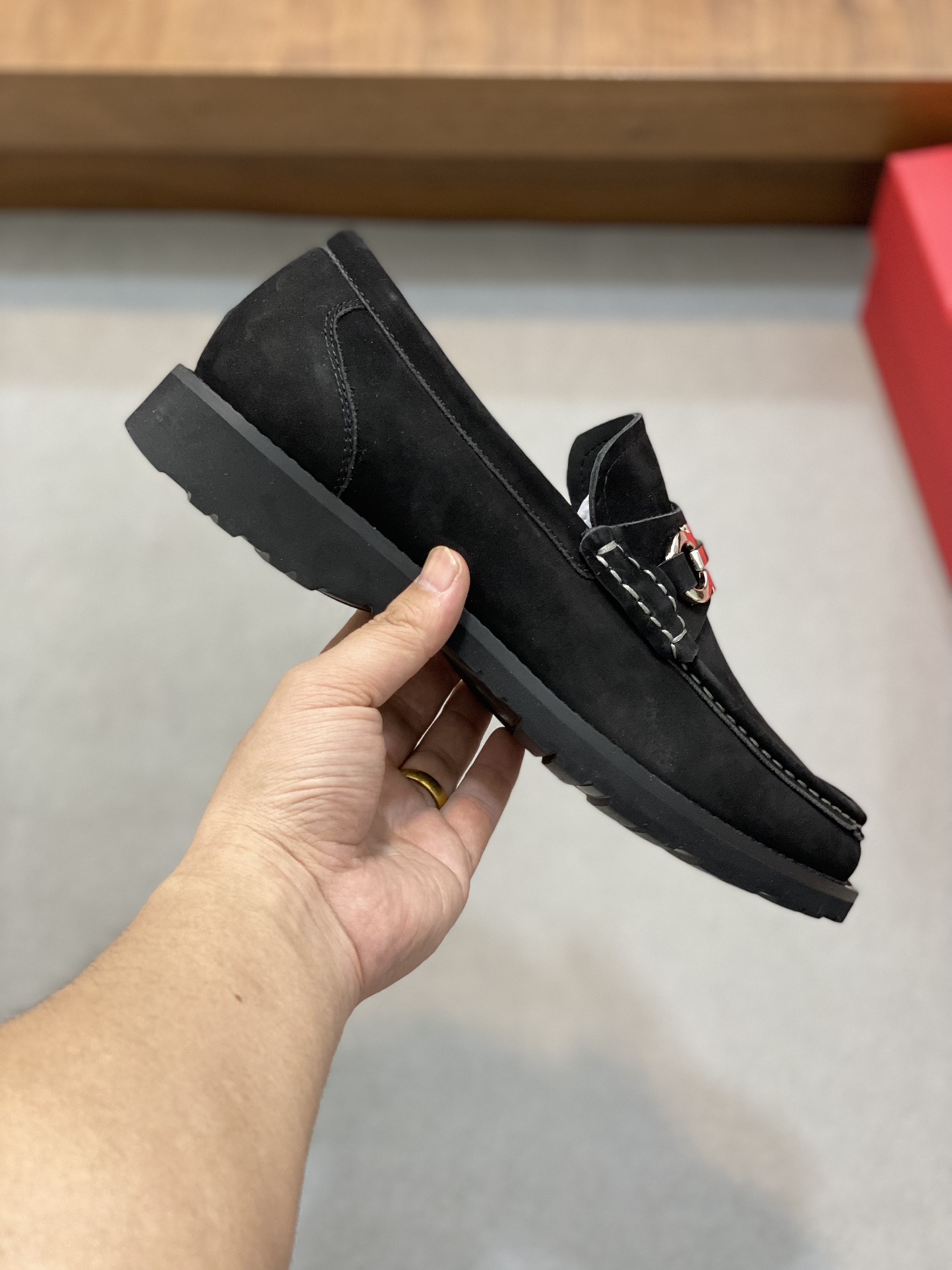 “Ferragamo Men’s Shoes: High-Quality, Top-Heavy, Premium Materials, Gold Detailing, Imported Leather, Wide Size Range” - 图片 4