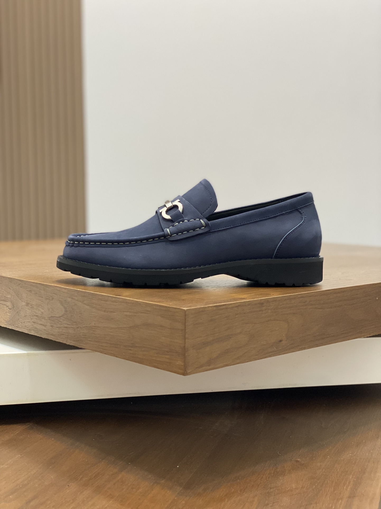 High-Quality Ferragamo Men’s Shoes: Top-Heavy Design, Imported Leather, Gold Detail, Various Sizes. - 图片 2