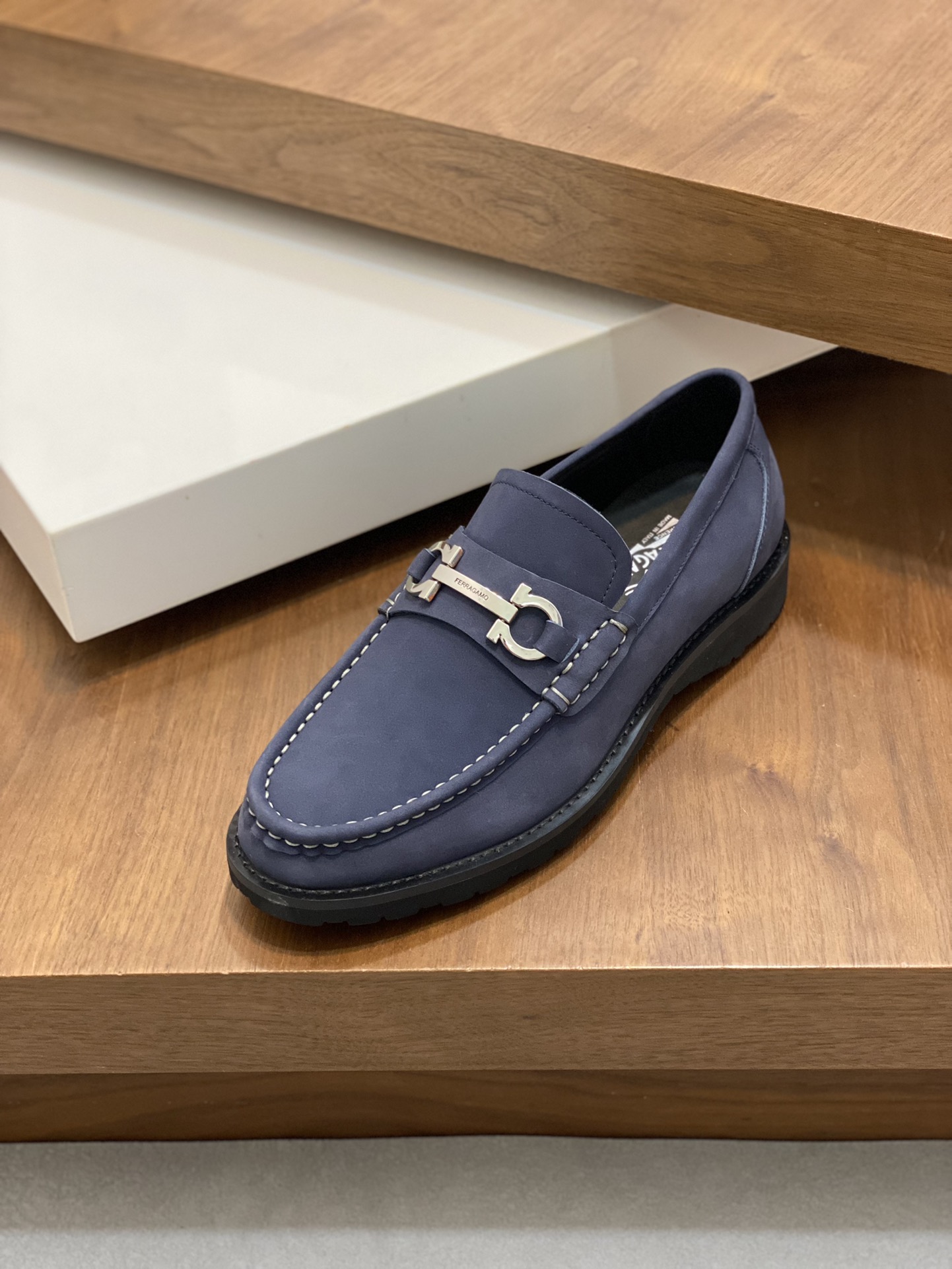 High-Quality Ferragamo Men’s Shoes: Top-Heavy Design, Imported Leather, Gold Detail, Various Sizes. - 图片 6