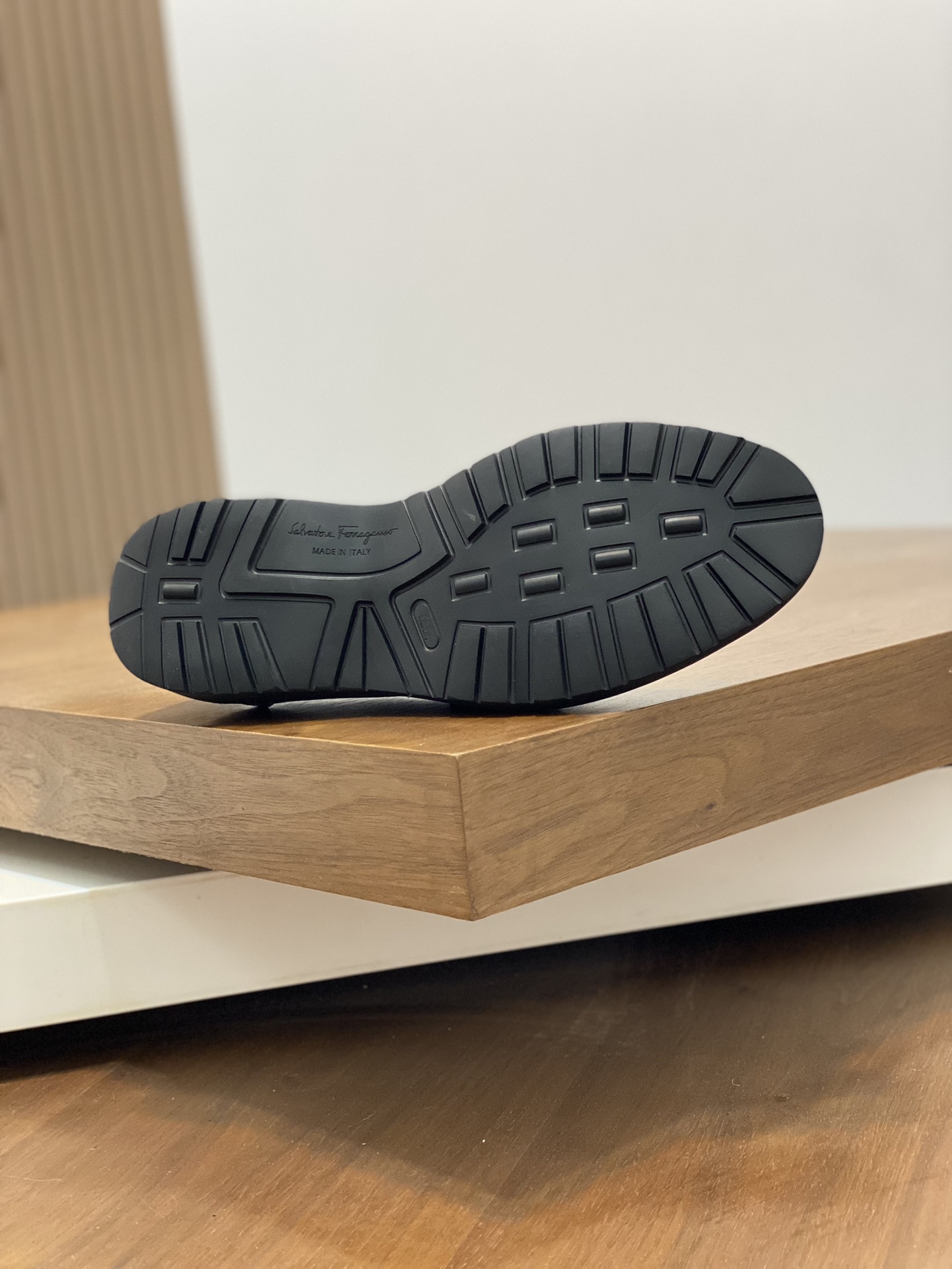High-Quality Ferragamo Men’s Shoes: Top-Heavy Design, Imported Leather, Gold Detail, Various Sizes. - 图片 9
