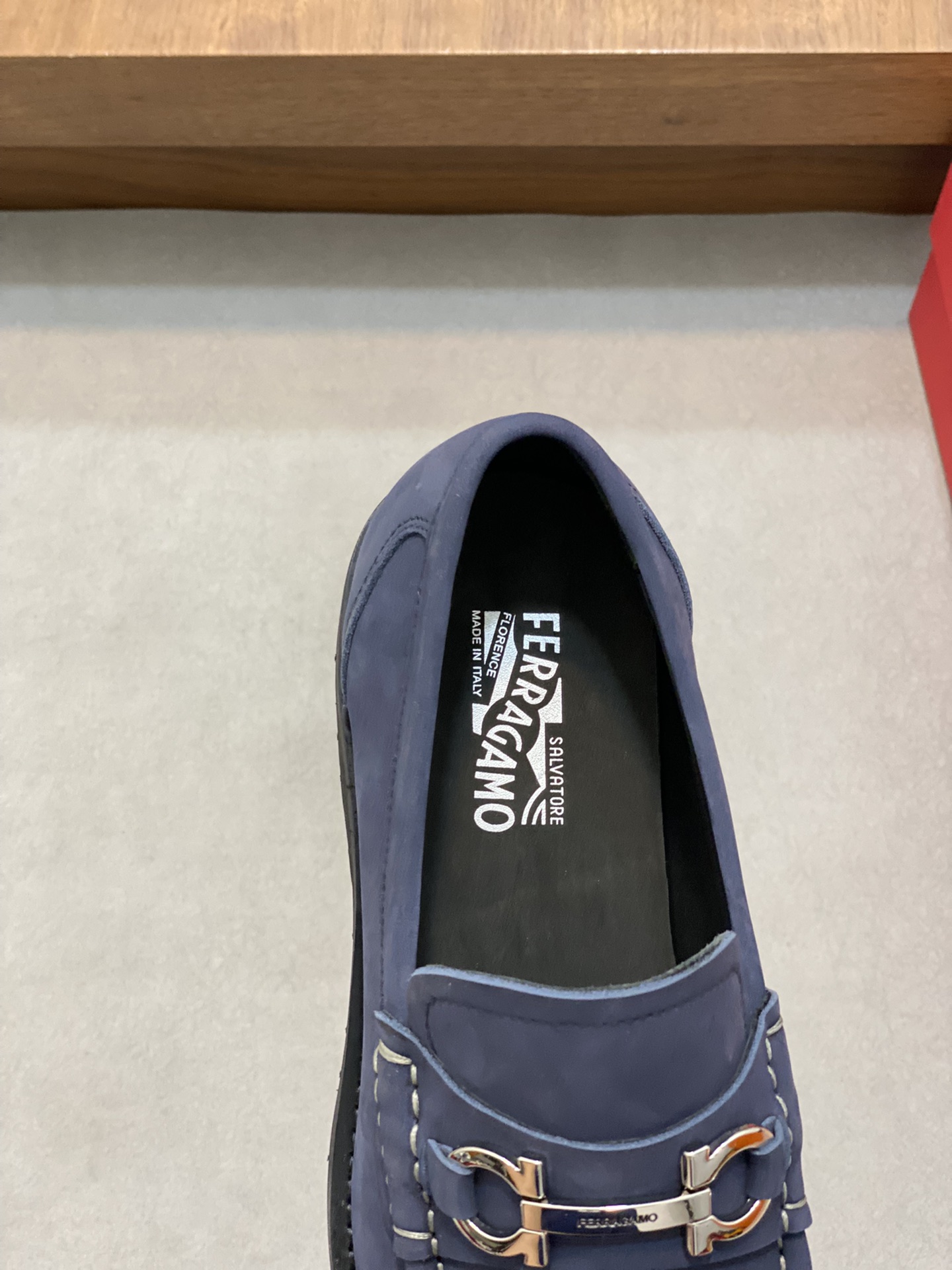 High-Quality Ferragamo Men’s Shoes: Top-Heavy Design, Imported Leather, Gold Detail, Various Sizes. - 图片 7