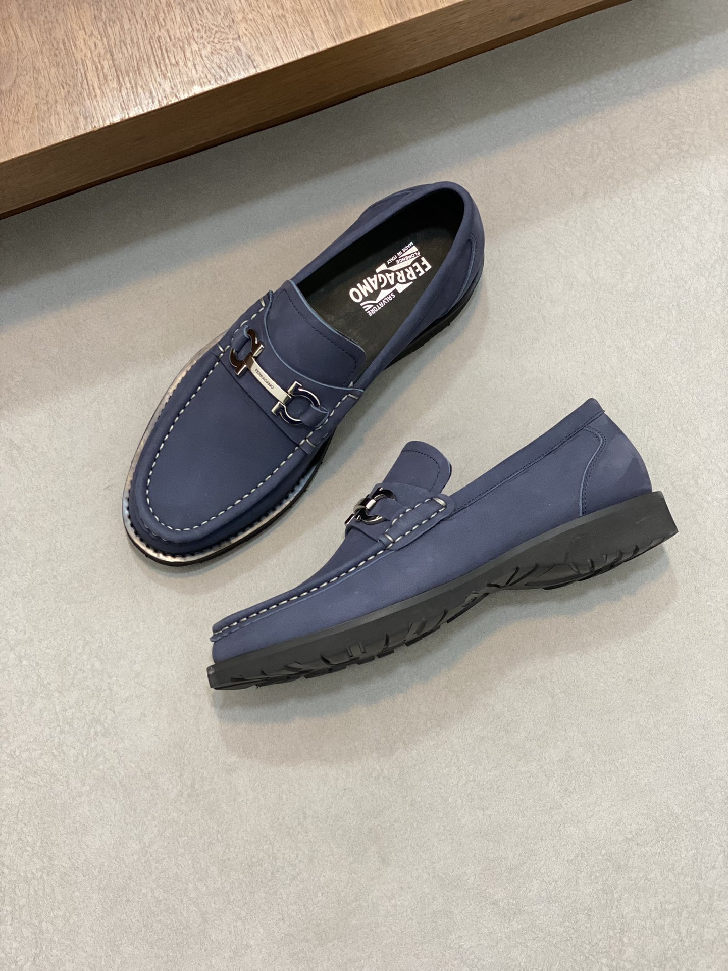 High-Quality Ferragamo Men’s Shoes: Top-Heavy Design, Imported Leather, Gold Detail, Various Sizes. - 图片 5