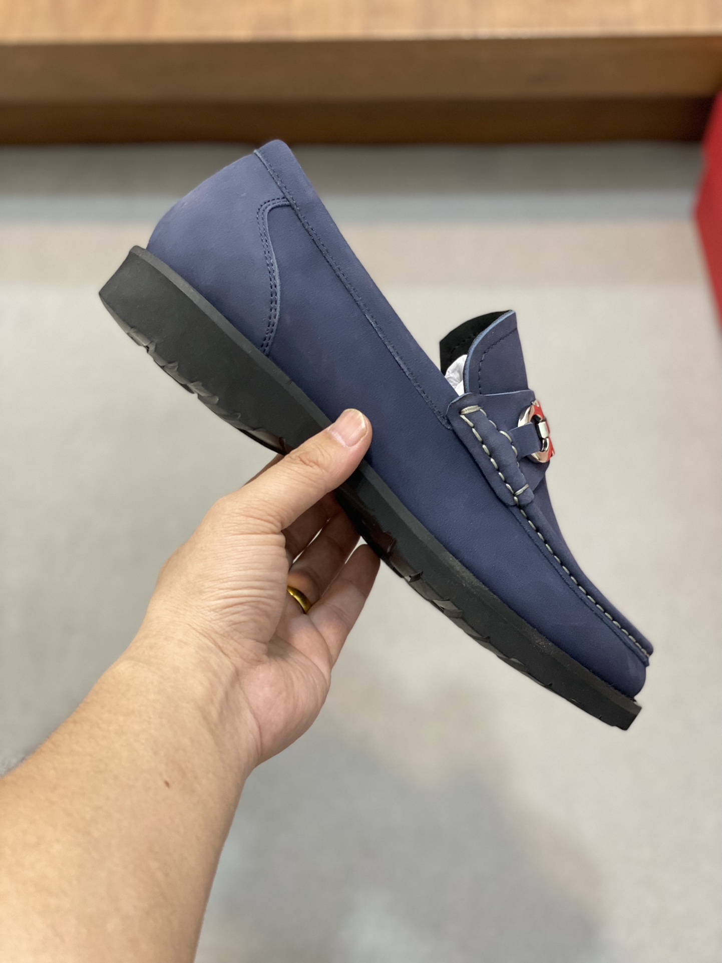 High-Quality Ferragamo Men’s Shoes: Top-Heavy Design, Imported Leather, Gold Detail, Various Sizes. - 图片 4