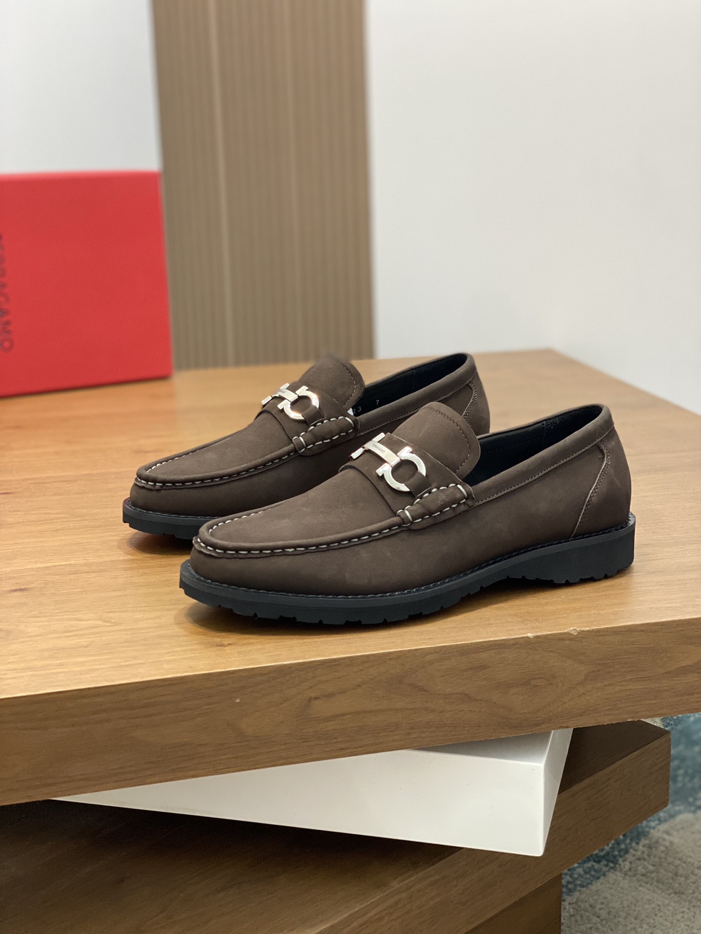 High-Quality Ferragamo Men’s Shoes with Gold Detailing and Imported Leather, Sizes 38-45. - 图片 3