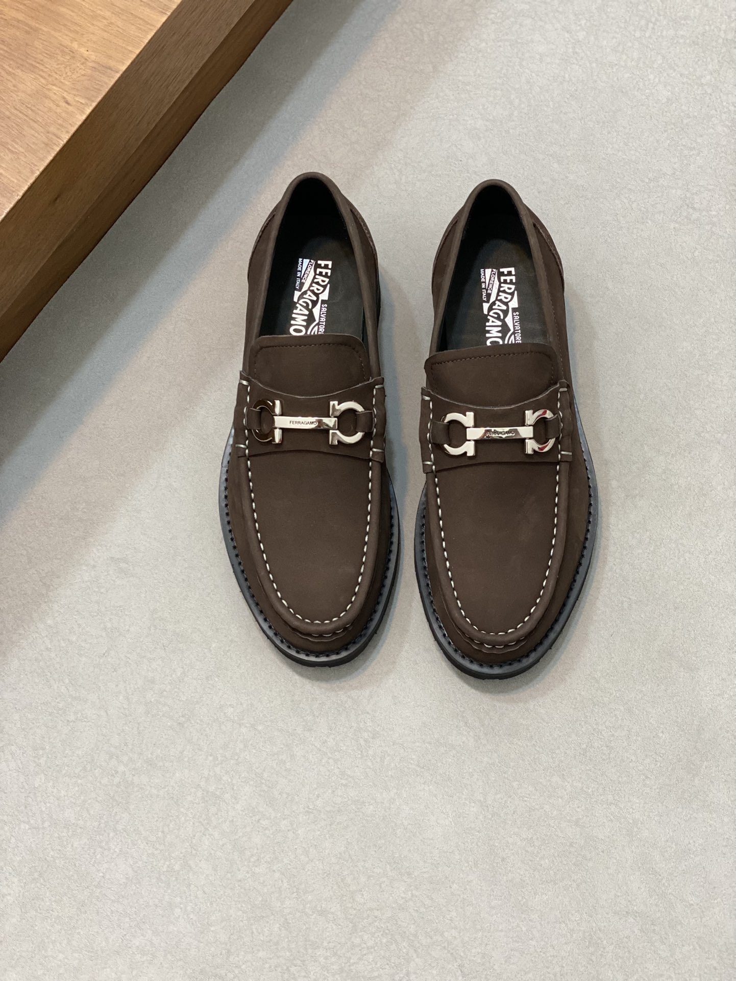 High-Quality Ferragamo Men’s Shoes with Gold Detailing and Imported Leather, Sizes 38-45.