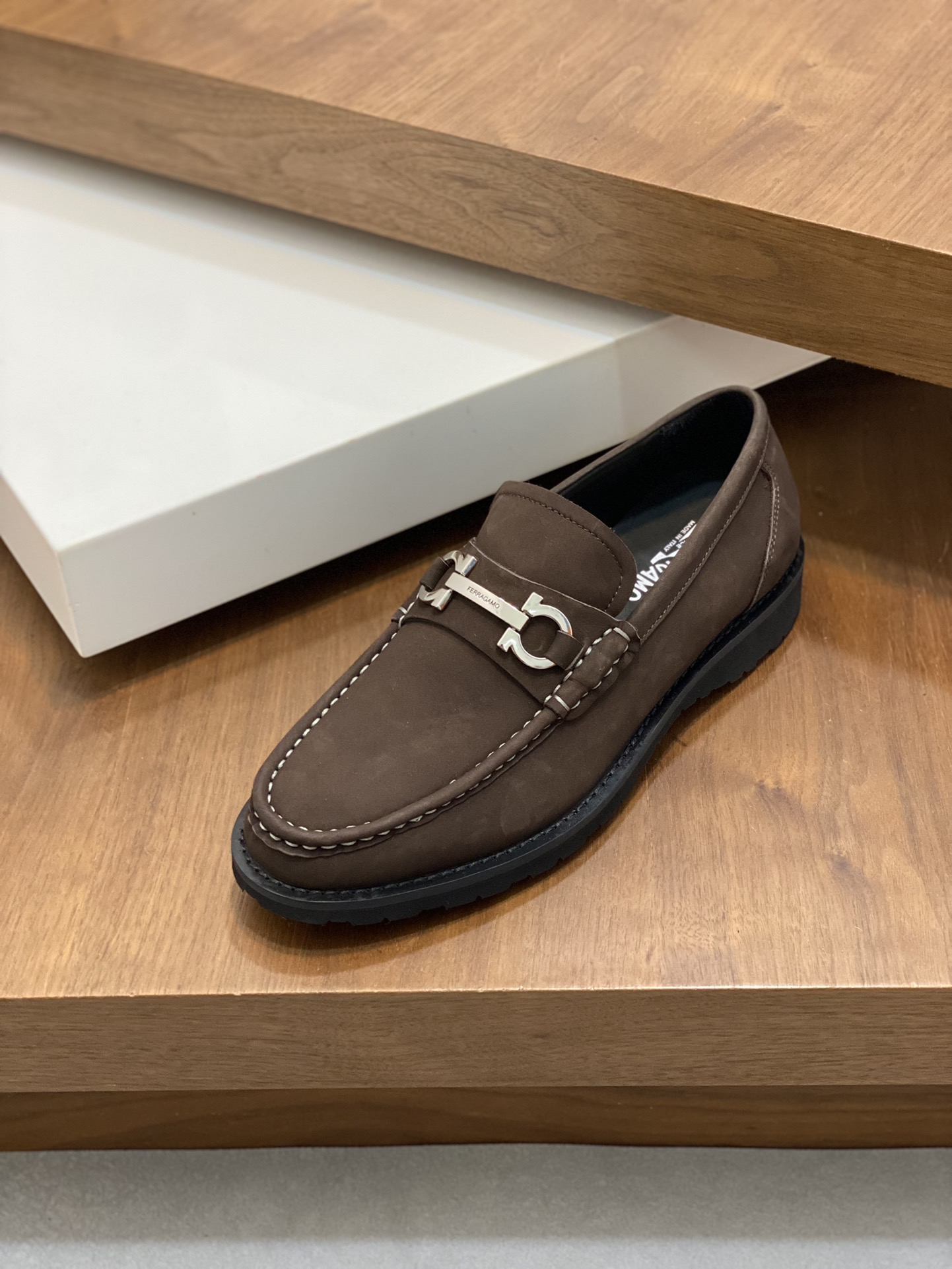 High-Quality Ferragamo Men’s Shoes with Gold Detailing and Imported Leather, Sizes 38-45. - 图片 6