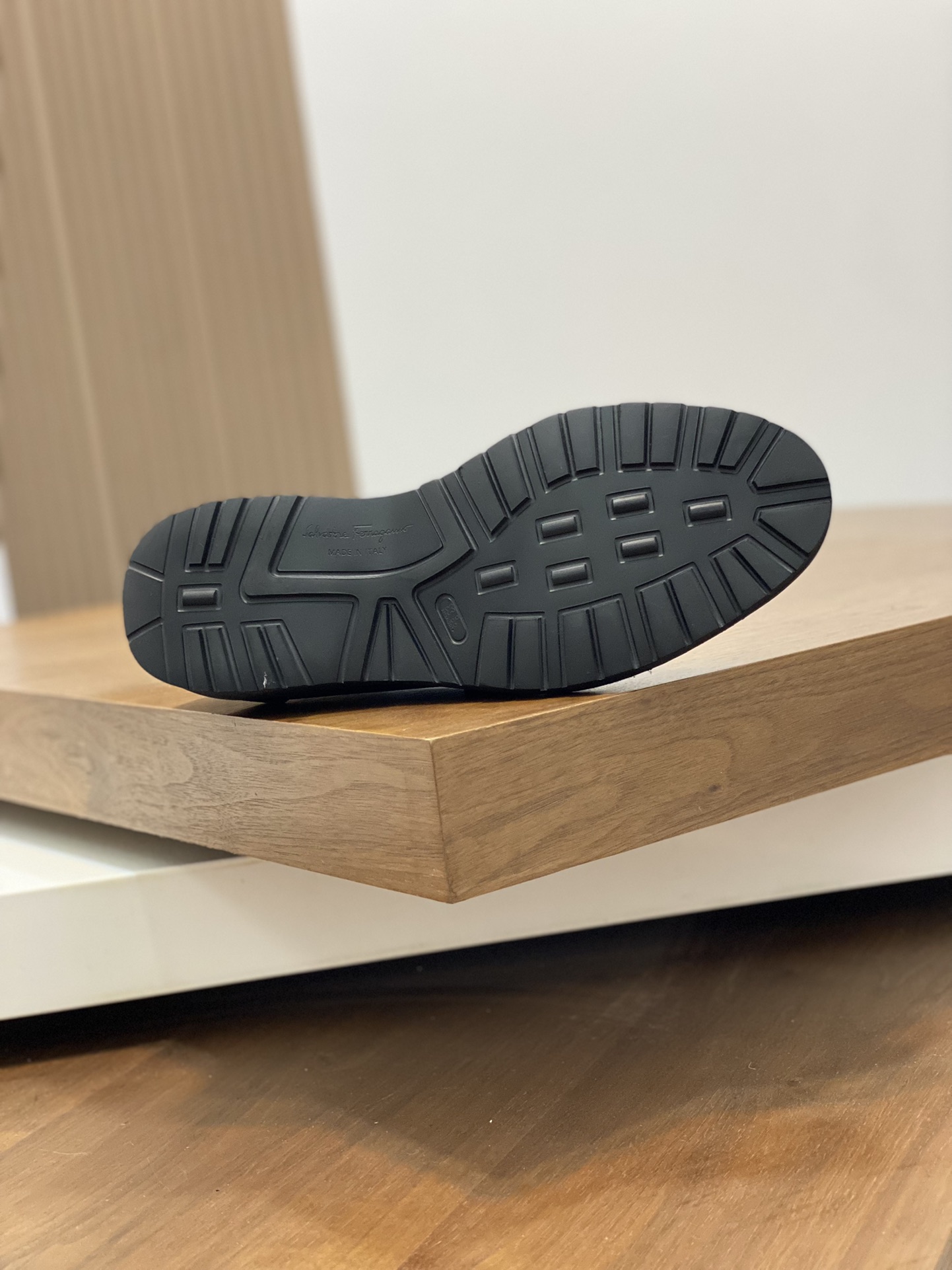 “High-Quality Ferragamo Men’s Shoes: Top-Heavy Design, Imported Leather, Gold Details, Wide Size Range” - 图片 9
