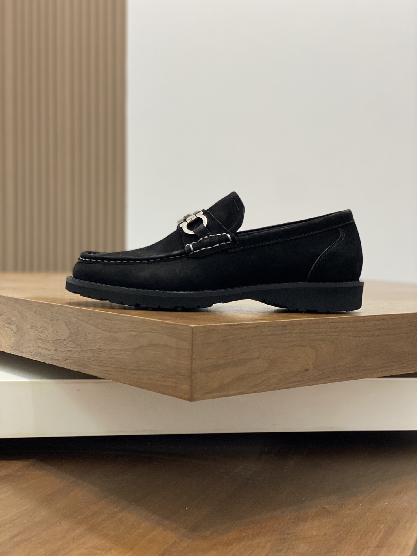 “High-Quality Ferragamo Men’s Shoes: Top-Heavy Design, Imported Leather, Gold Details, Wide Size Range” - 图片 2