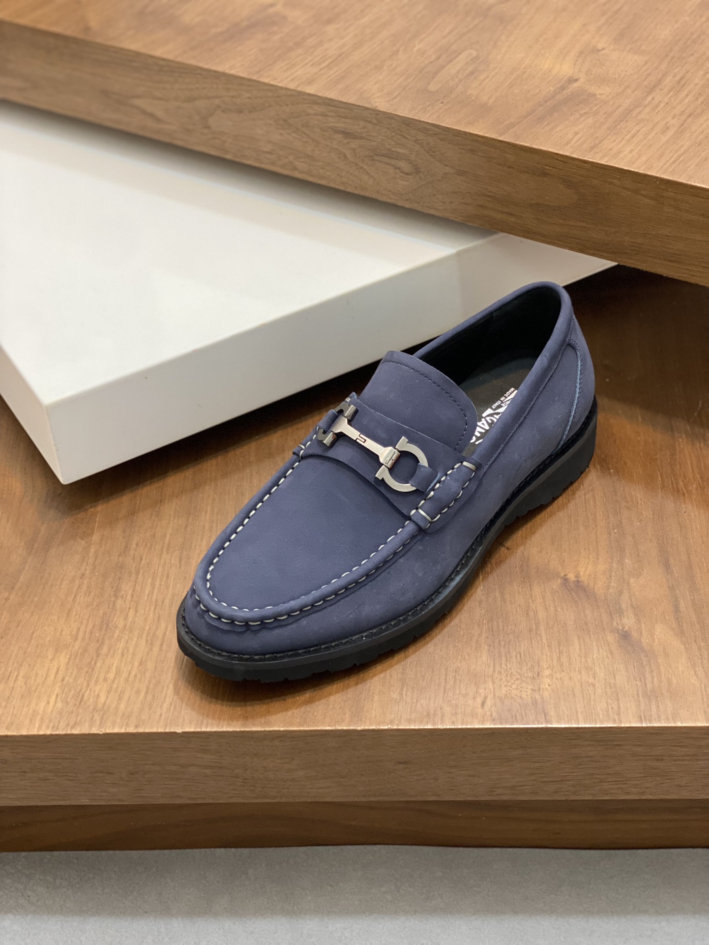 “Ferragamo Men’s Shoes: High-Quality Leather, Gold Detail, Wide Size Range (38-45)” - 图片 6