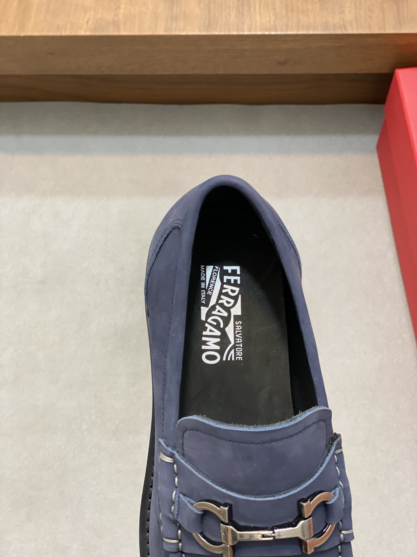 “Ferragamo Men’s Shoes: High-Quality Leather, Gold Detail, Wide Size Range (38-45)” - 图片 7