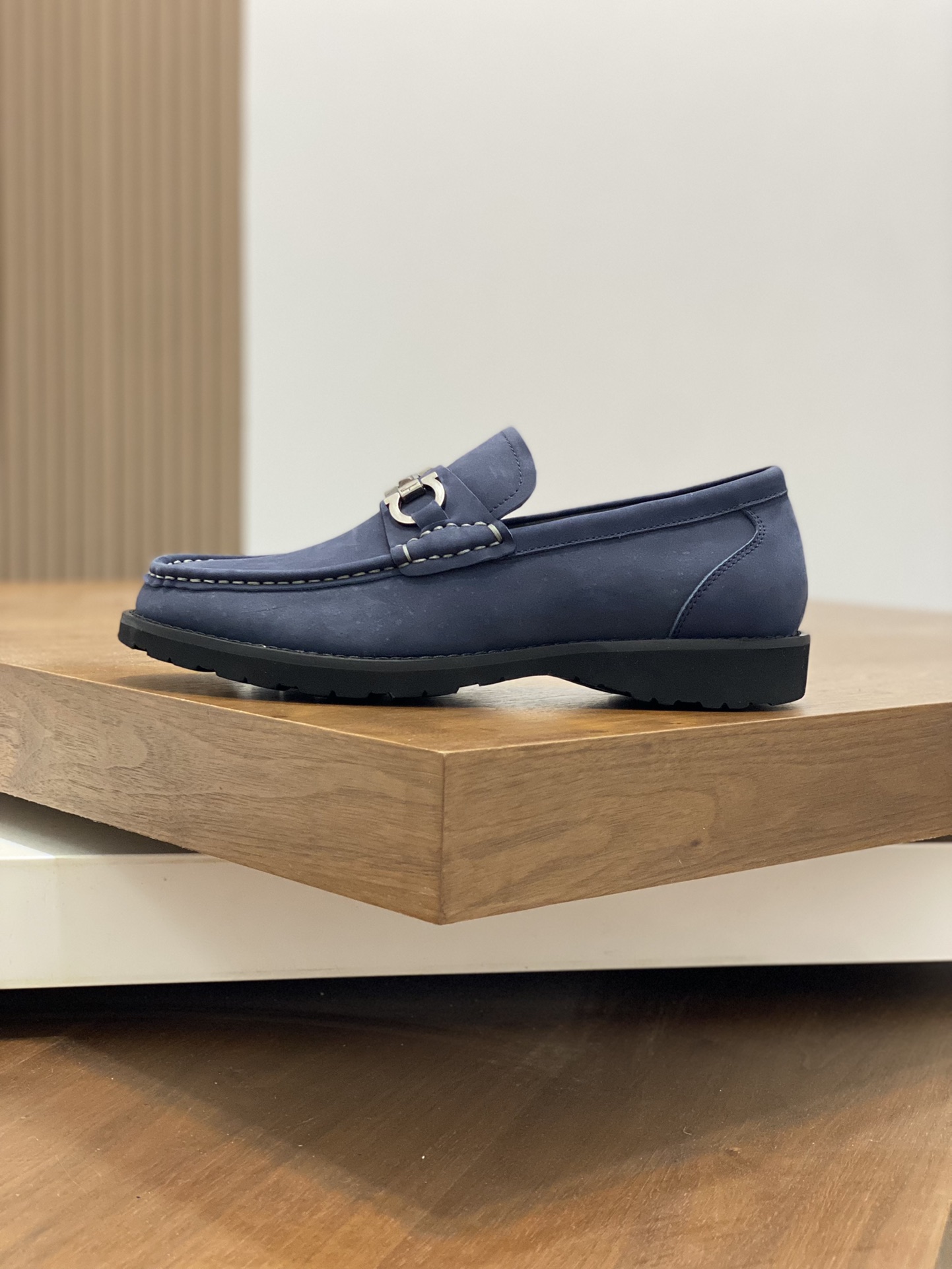 “Ferragamo Men’s Shoes: High-Quality Leather, Gold Detail, Wide Size Range (38-45)” - 图片 2