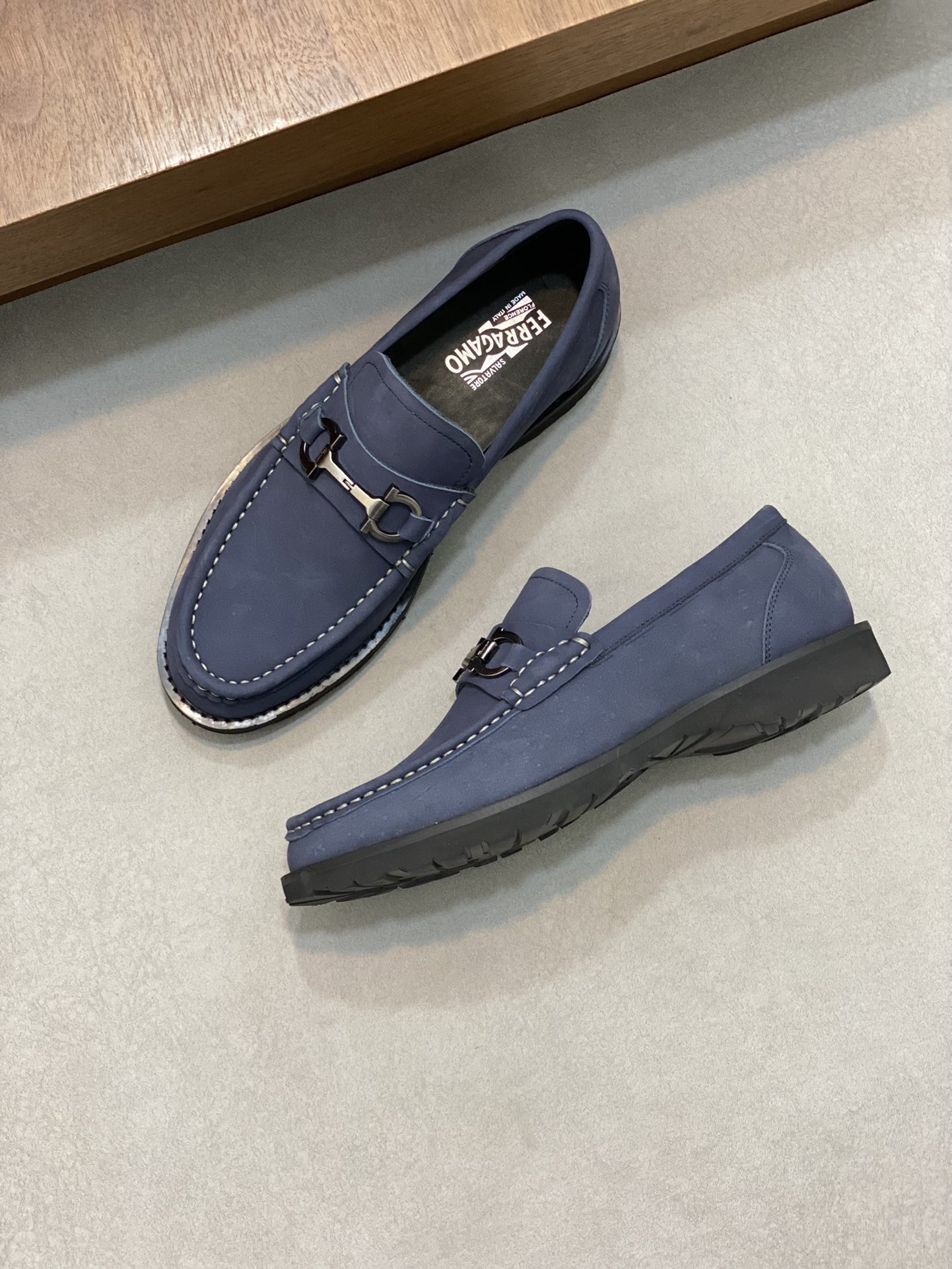 “Ferragamo Men’s Shoes: High-Quality Leather, Gold Detail, Wide Size Range (38-45)” - 图片 5