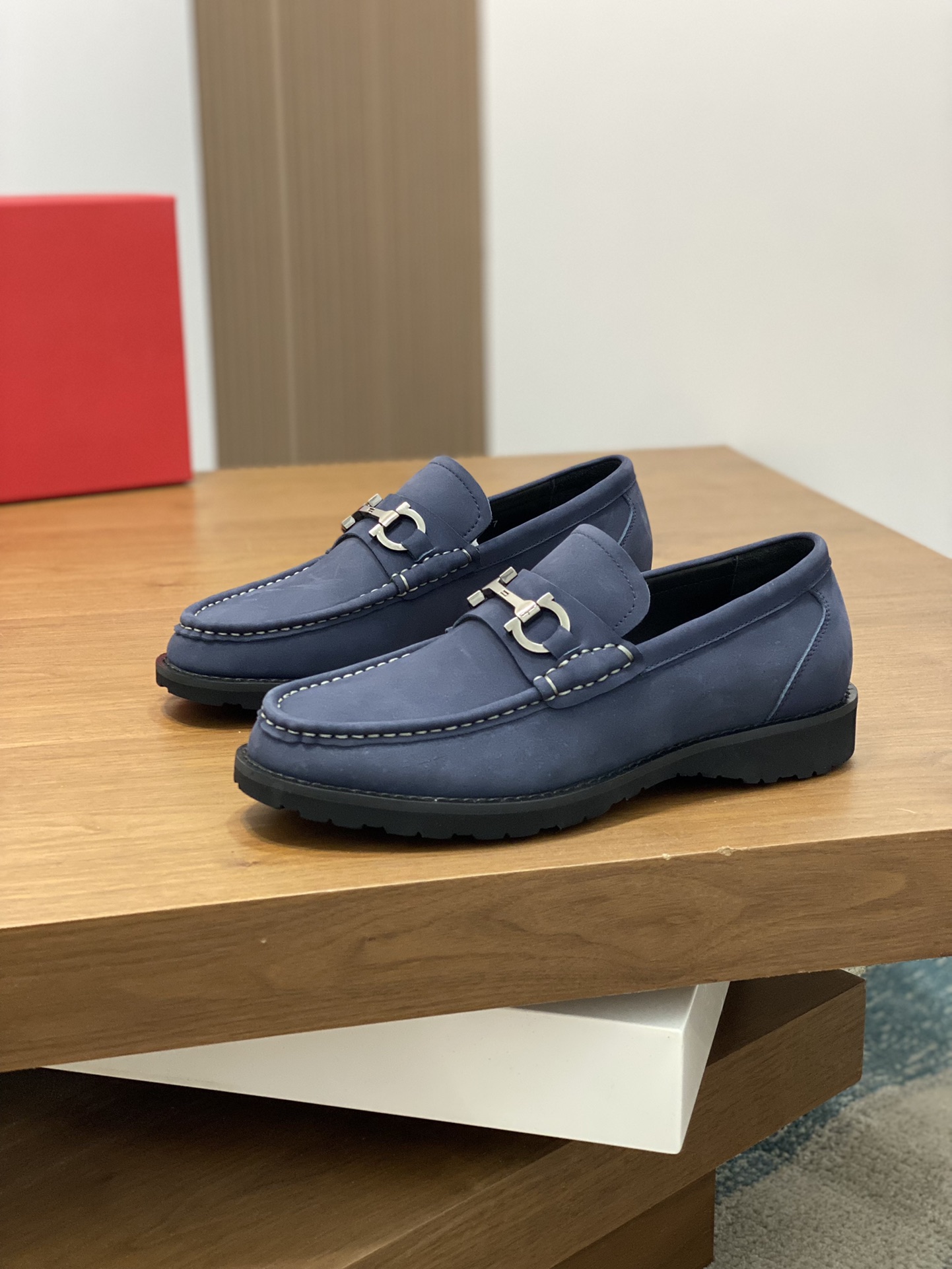 “Ferragamo Men’s Shoes: High-Quality Leather, Gold Detail, Wide Size Range (38-45)” - 图片 3