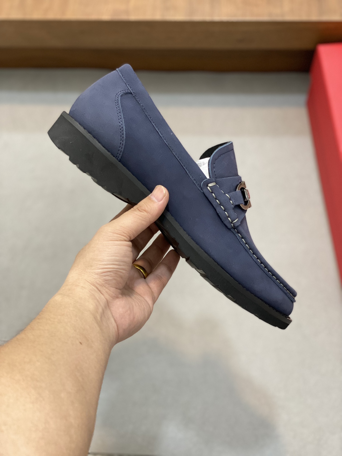 “Ferragamo Men’s Shoes: High-Quality Leather, Gold Detail, Wide Size Range (38-45)” - 图片 4