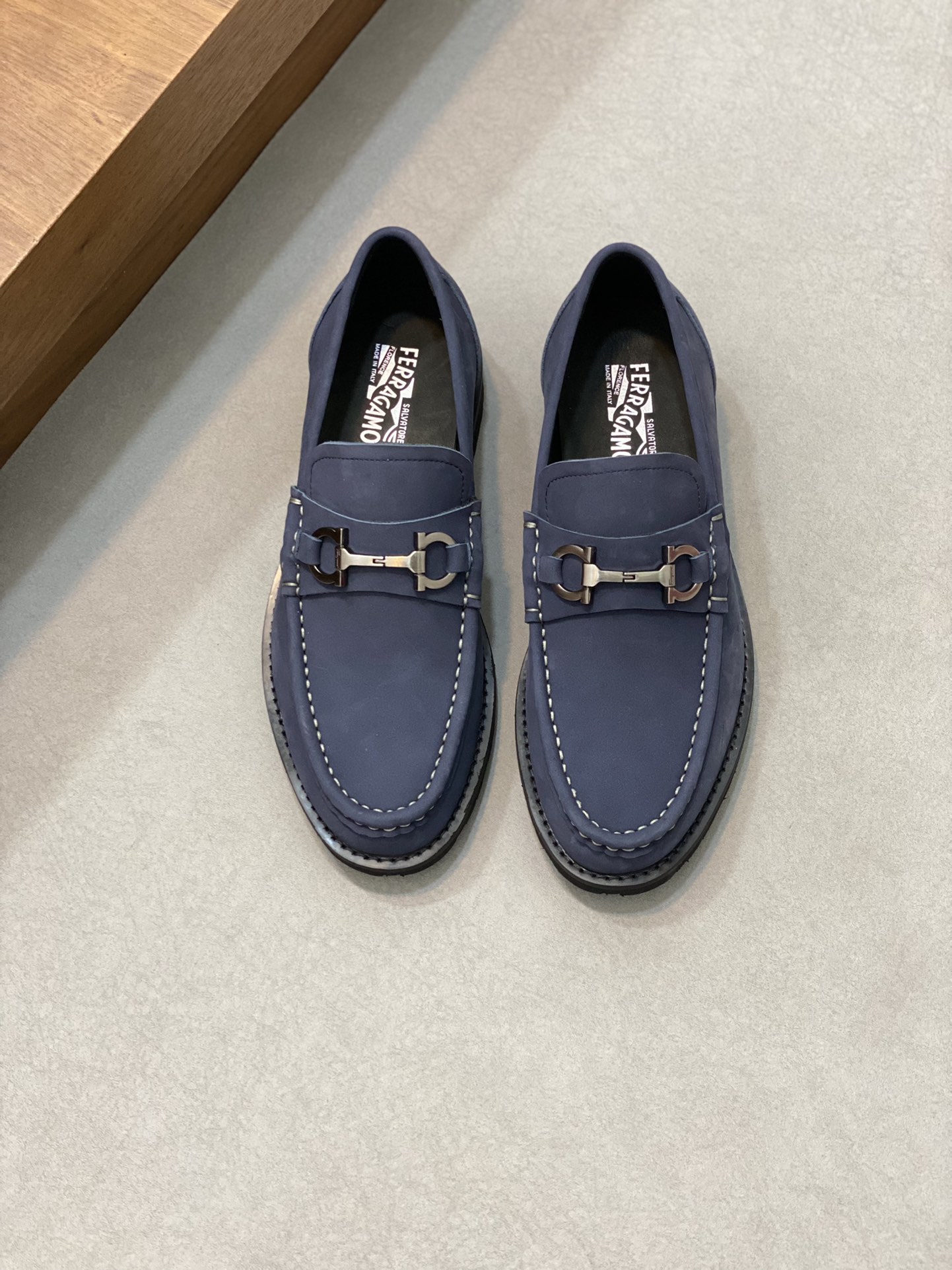 “Ferragamo Men’s Shoes: High-Quality Leather, Gold Detail, Wide Size Range (38-45)”