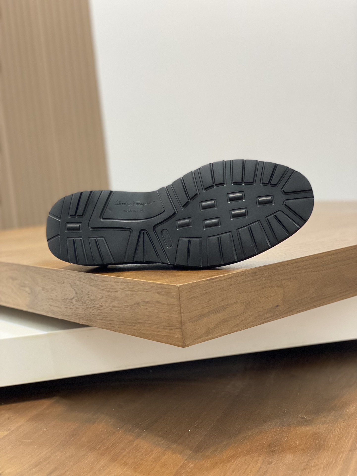 “Ferragamo Men’s Shoes: High-Quality Leather, Gold Detail, Wide Size Range (38-45)” - 图片 9