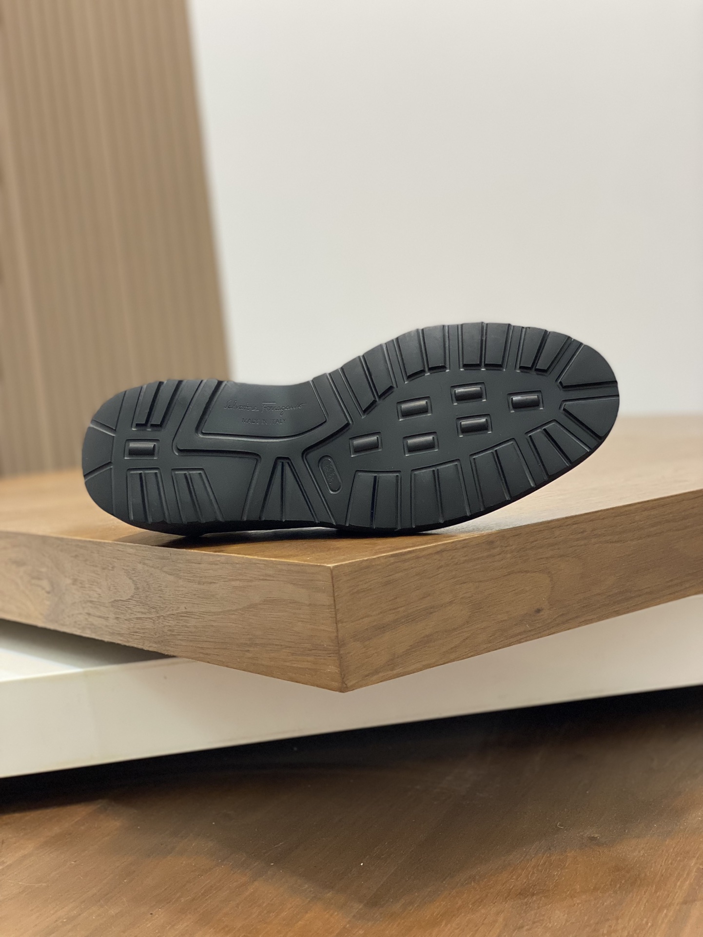 High-Quality Ferragamo Men’s Shoes: Top-Heavy Design, Sandy Skin, Imported Leather, Gold Detail. - 图片 9