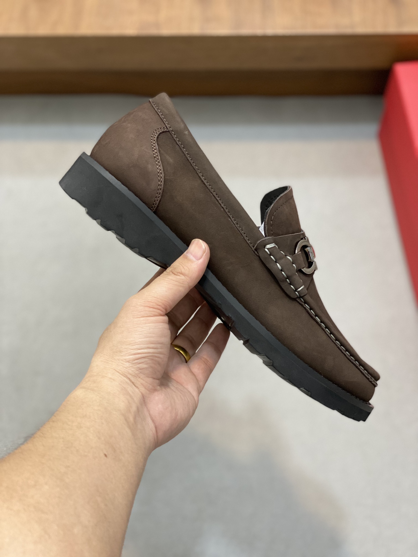 High-Quality Ferragamo Men’s Shoes: Top-Heavy Design, Sandy Skin, Imported Leather, Gold Detail. - 图片 4
