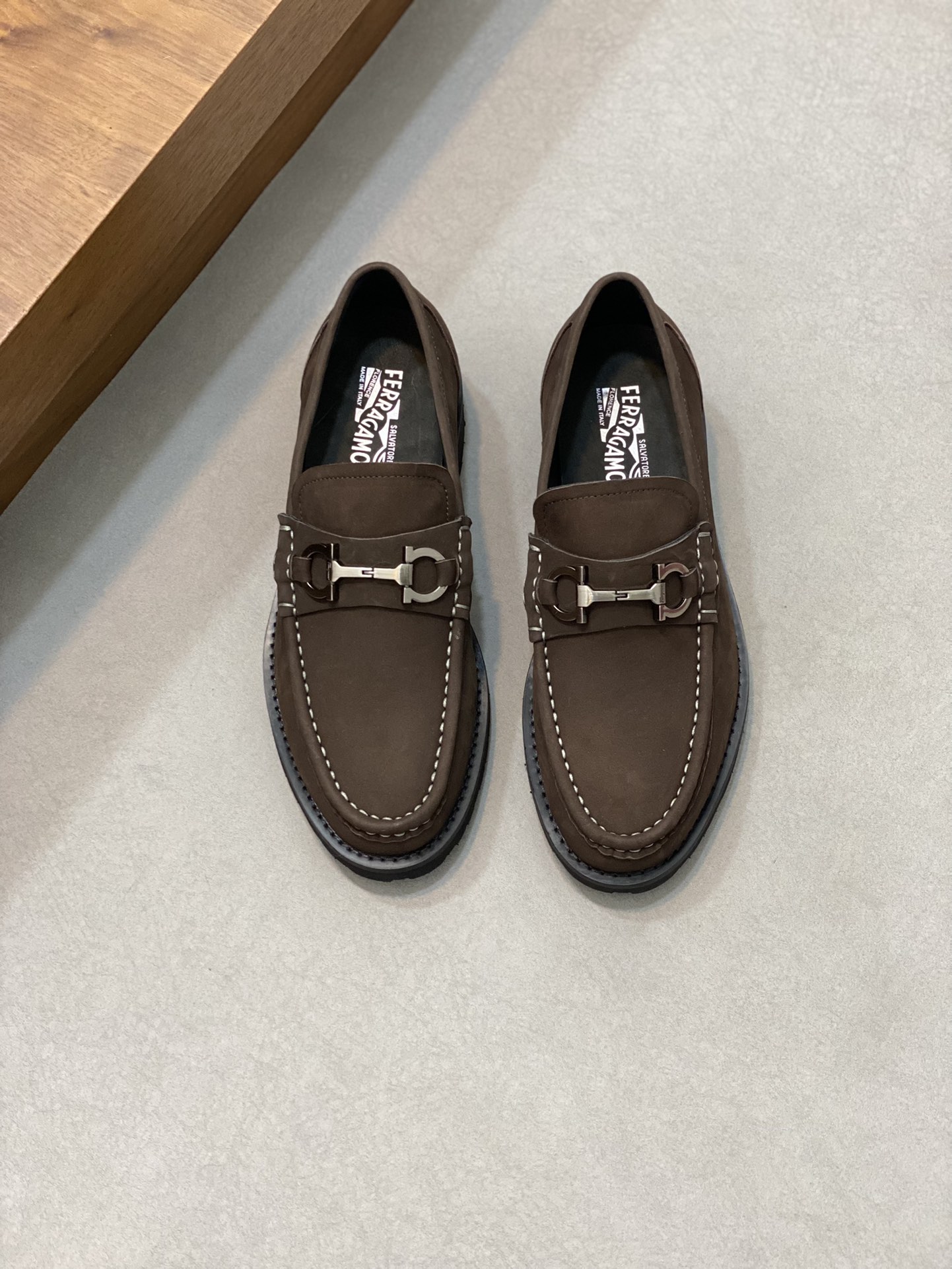 High-Quality Ferragamo Men’s Shoes: Top-Heavy Design, Sandy Skin, Imported Leather, Gold Detail. - 图片 1