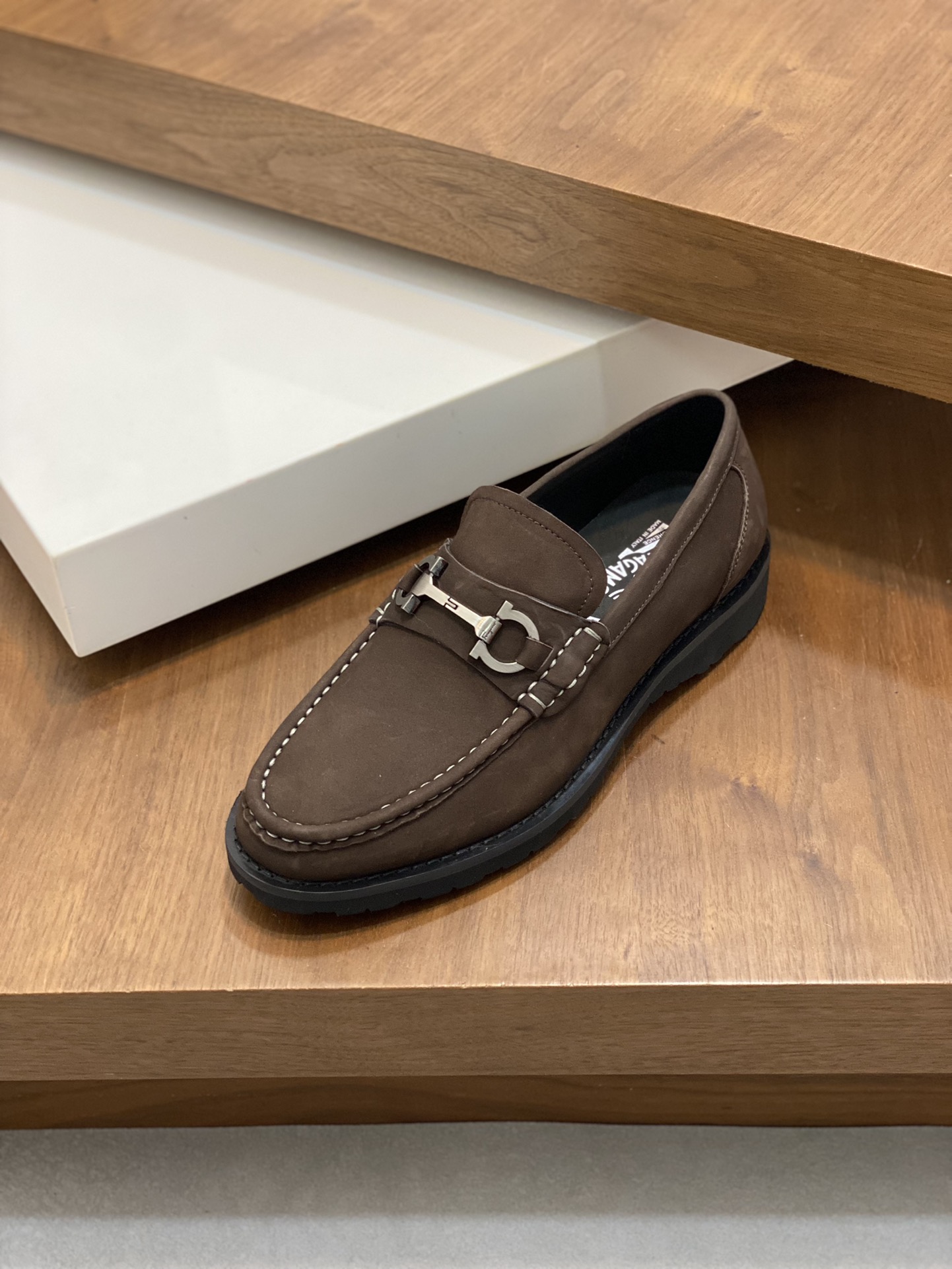 High-Quality Ferragamo Men’s Shoes: Top-Heavy Design, Sandy Skin, Imported Leather, Gold Detail. - 图片 6