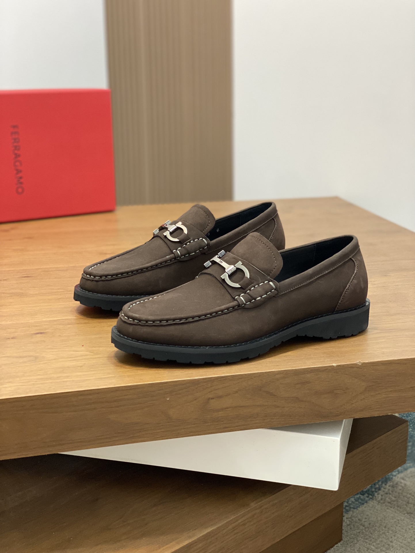High-Quality Ferragamo Men’s Shoes: Top-Heavy Design, Sandy Skin, Imported Leather, Gold Detail. - 图片 3
