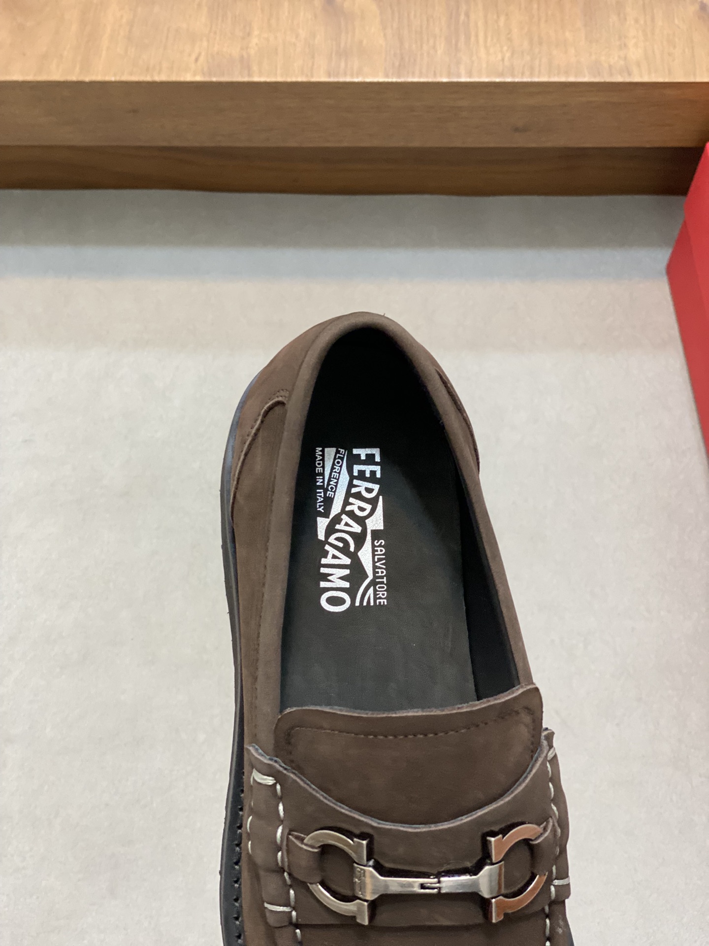 High-Quality Ferragamo Men’s Shoes: Top-Heavy Design, Sandy Skin, Imported Leather, Gold Detail. - 图片 7