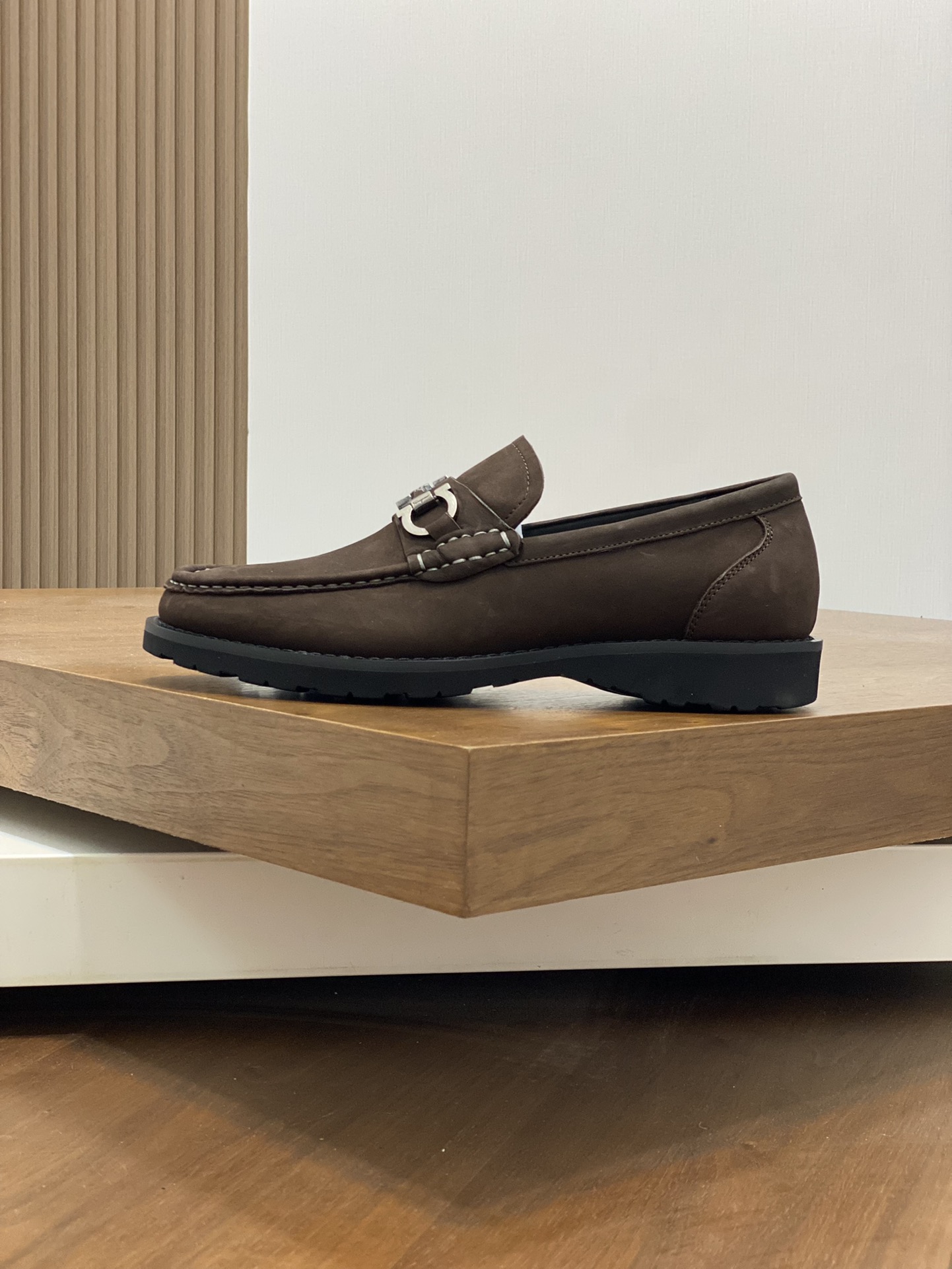 High-Quality Ferragamo Men’s Shoes: Top-Heavy Design, Sandy Skin, Imported Leather, Gold Detail. - 图片 2