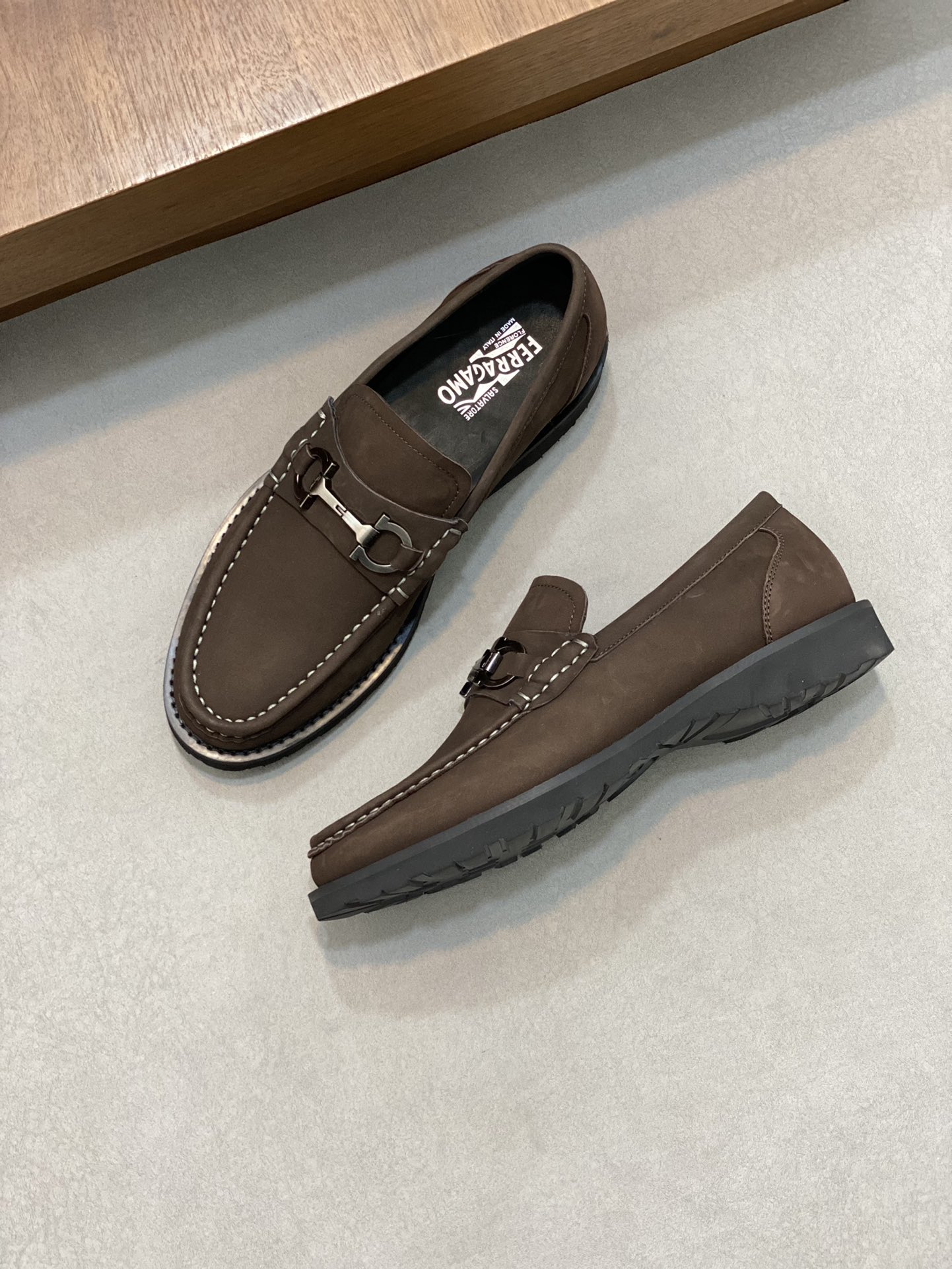 High-Quality Ferragamo Men’s Shoes: Top-Heavy Design, Sandy Skin, Imported Leather, Gold Detail. - 图片 5