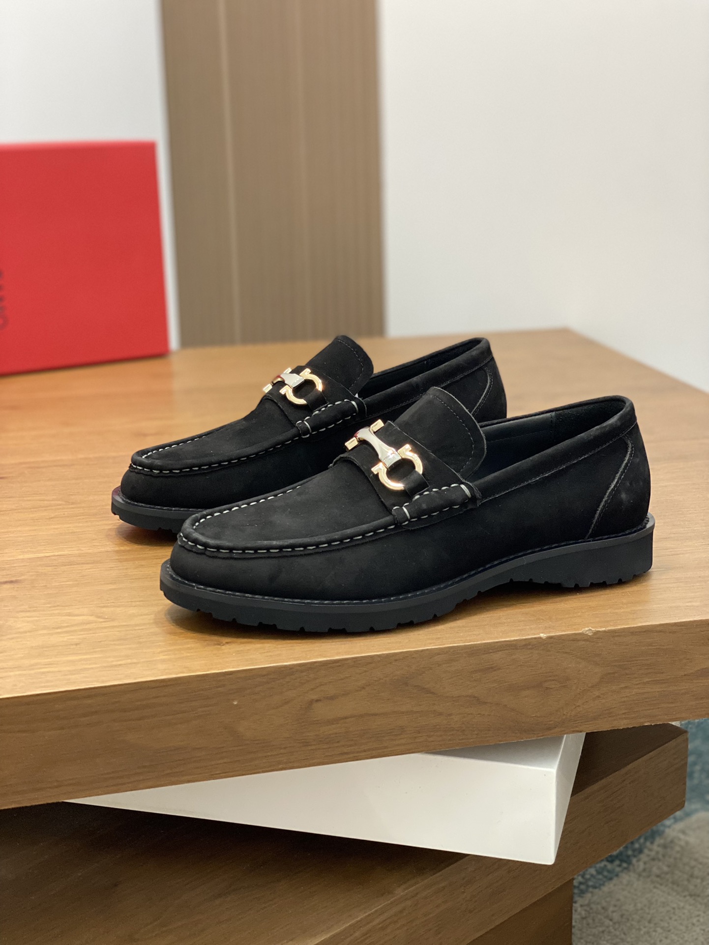 High-Quality Ferragamo Men’s Shoes: Top-Heavy Design, Premium Leather, Gold Detailing, Sizes 38-45 - 图片 3