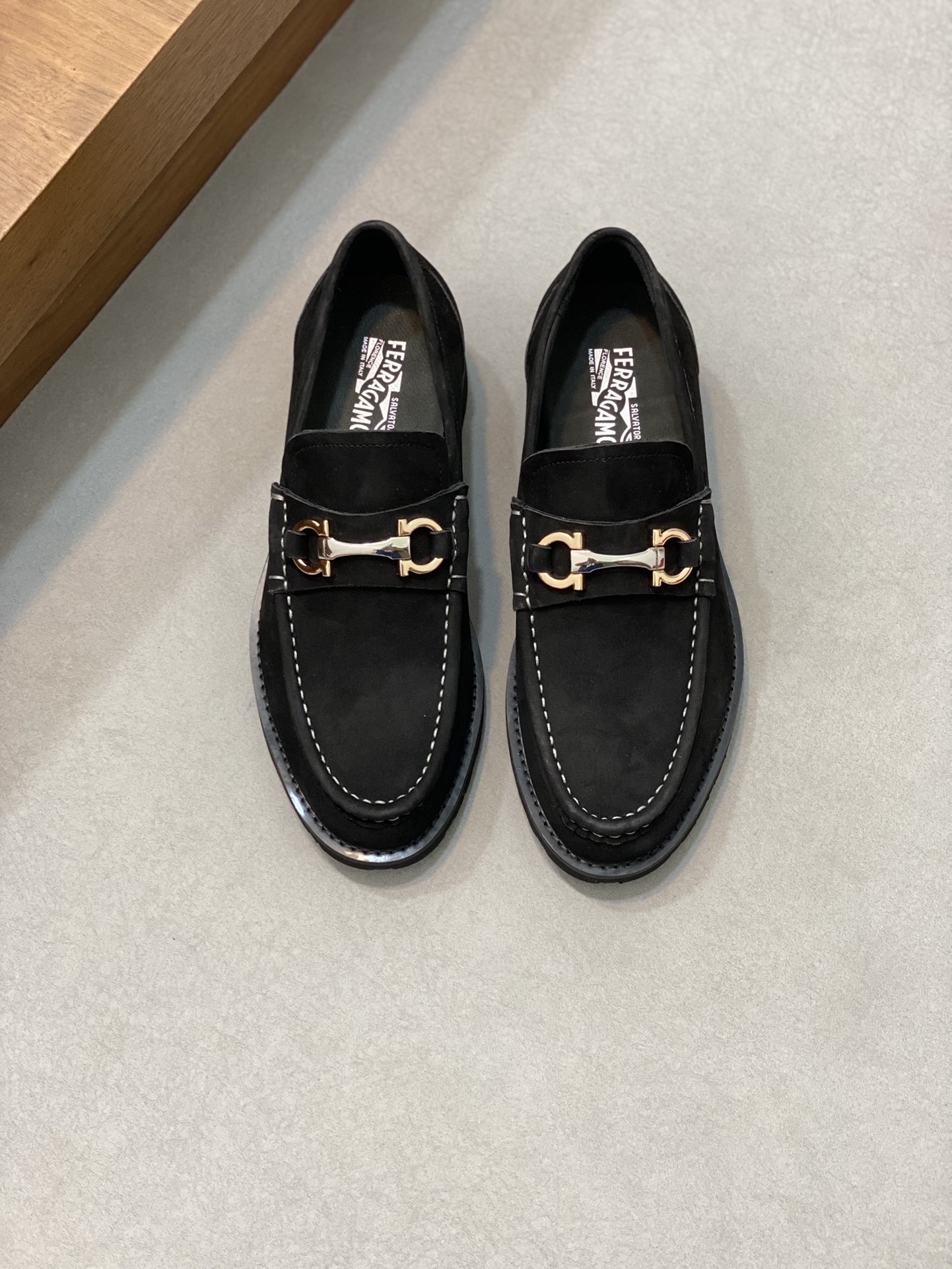 High-Quality Ferragamo Men’s Shoes: Top-Heavy Design, Premium Leather, Gold Detailing, Sizes 38-45 - 图片 1
