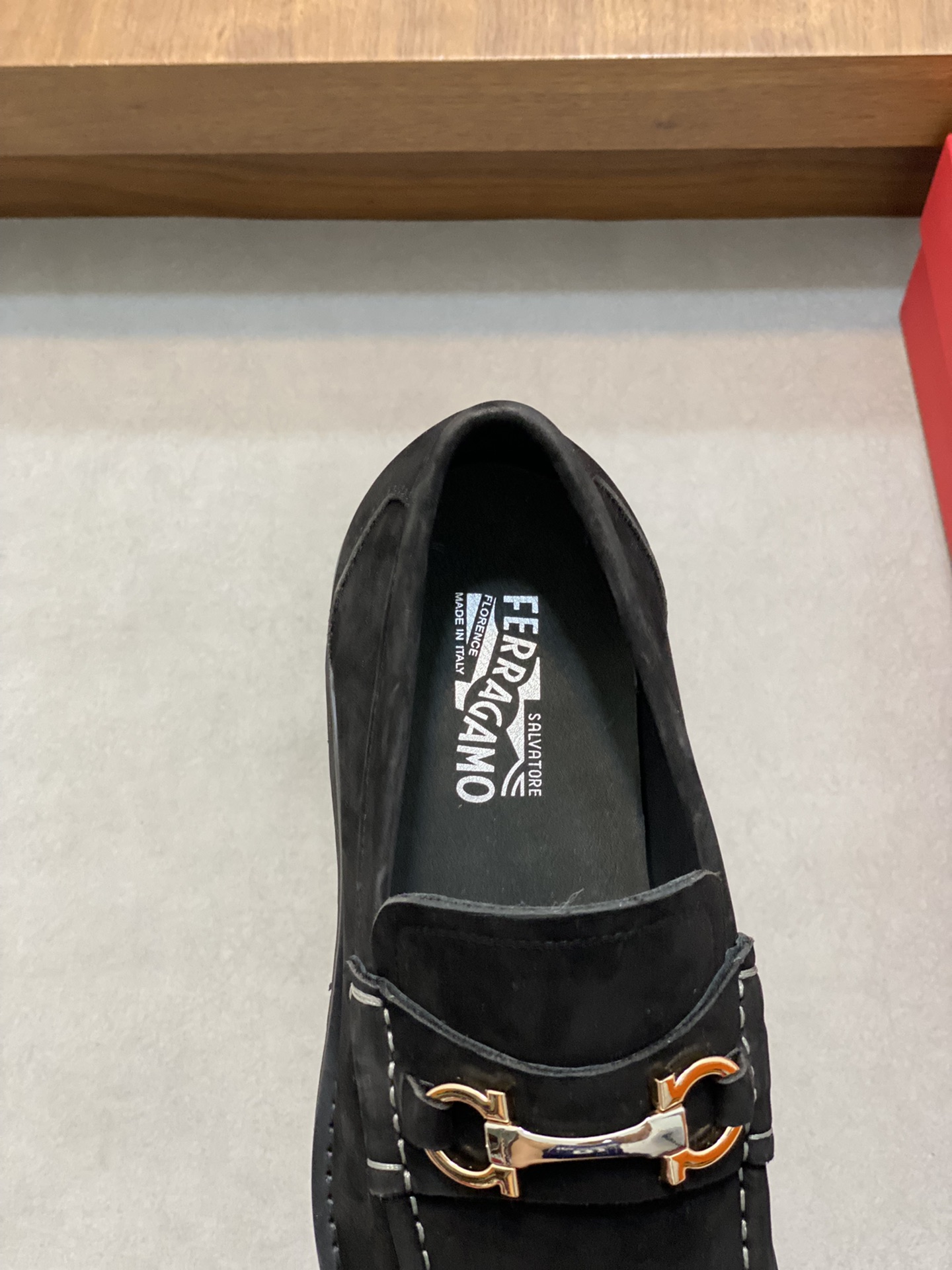 High-Quality Ferragamo Men’s Shoes: Top-Heavy Design, Premium Leather, Gold Detailing, Sizes 38-45 - 图片 7