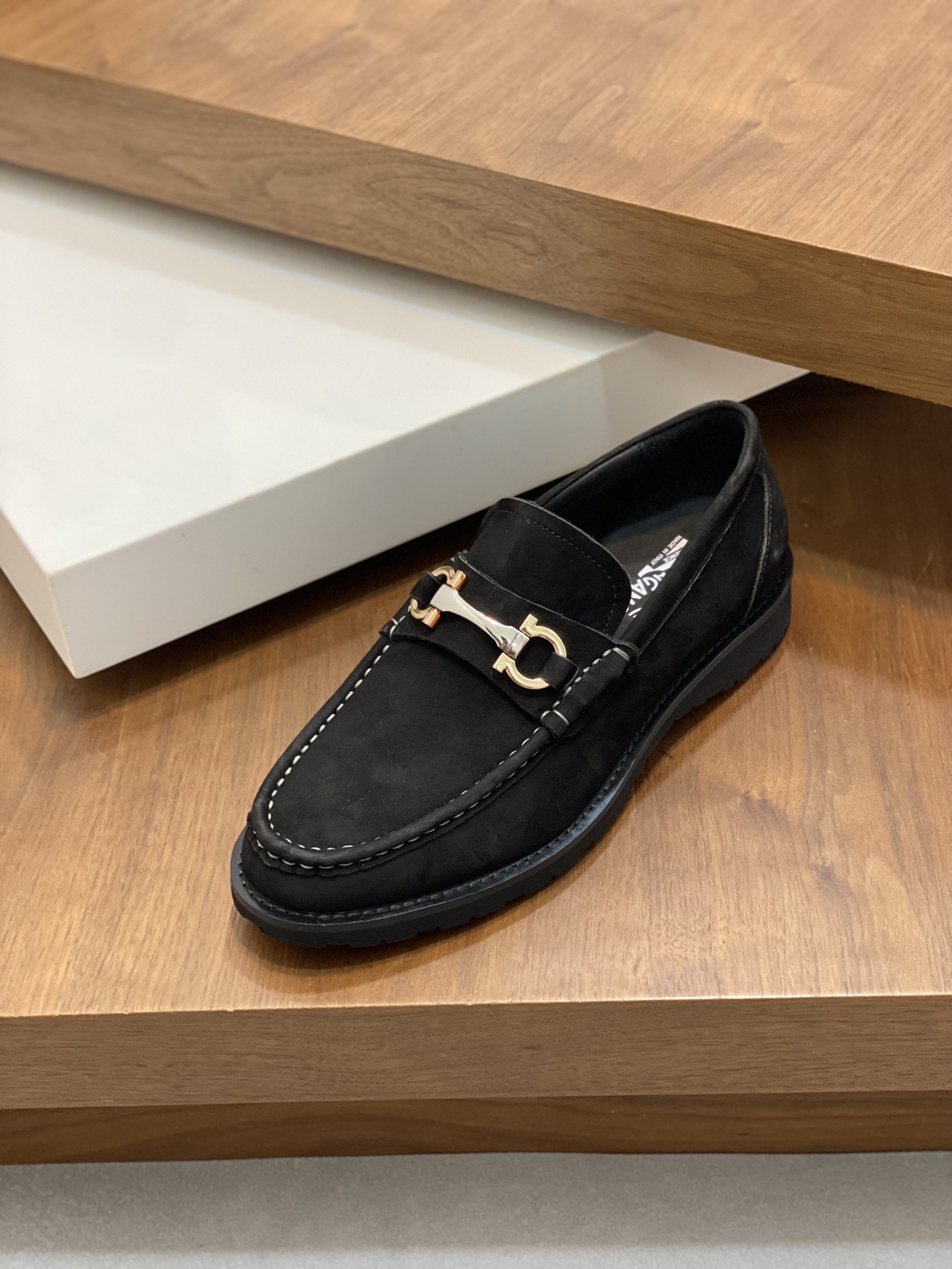 High-Quality Ferragamo Men’s Shoes: Top-Heavy Design, Premium Leather, Gold Detailing, Sizes 38-45 - 图片 6