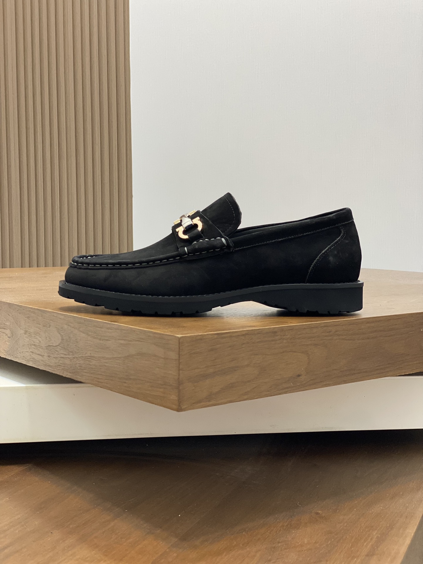 High-Quality Ferragamo Men’s Shoes: Top-Heavy Design, Premium Leather, Gold Detailing, Sizes 38-45 - 图片 2