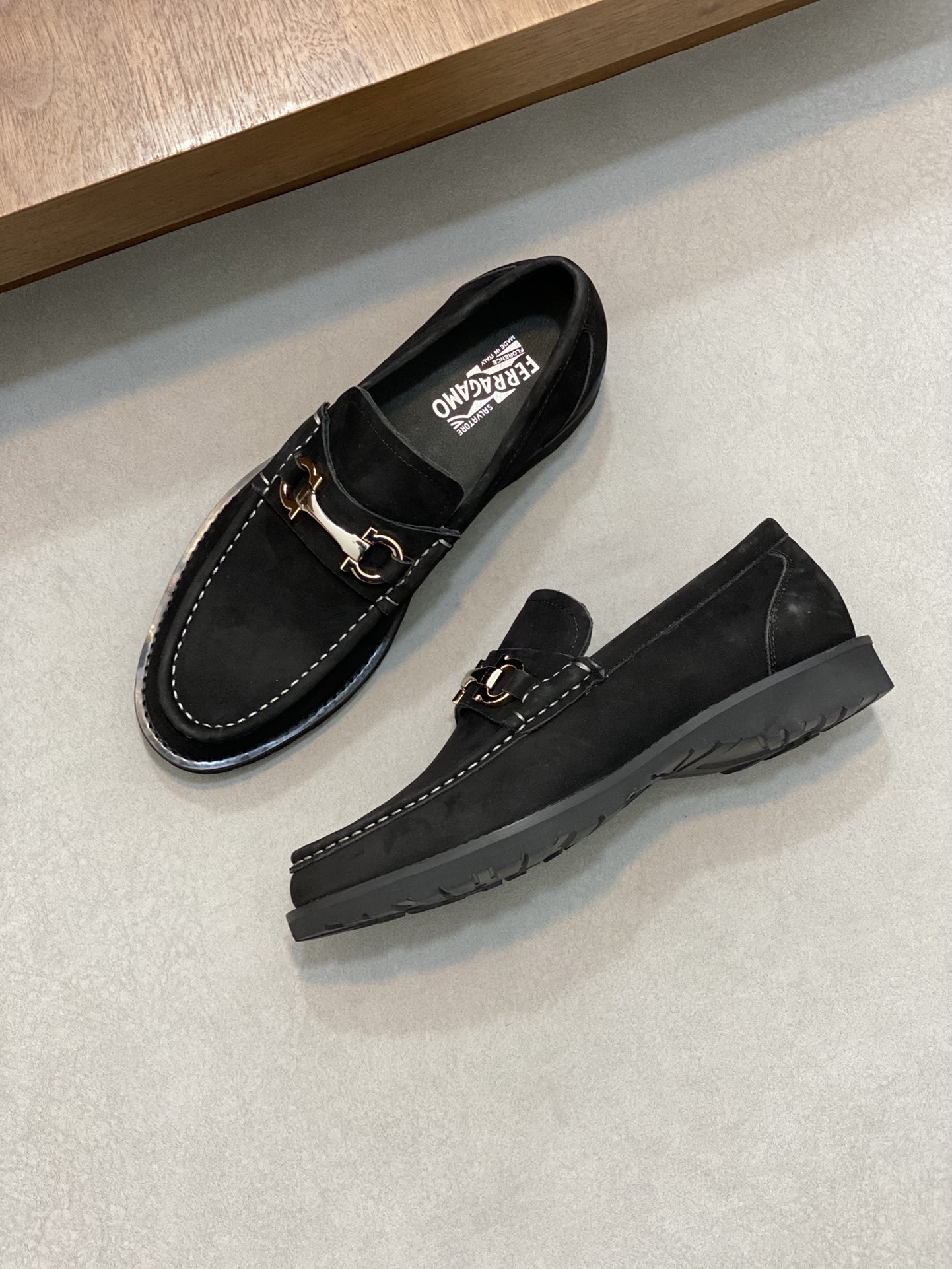 High-Quality Ferragamo Men’s Shoes: Top-Heavy Design, Premium Leather, Gold Detailing, Sizes 38-45 - 图片 5
