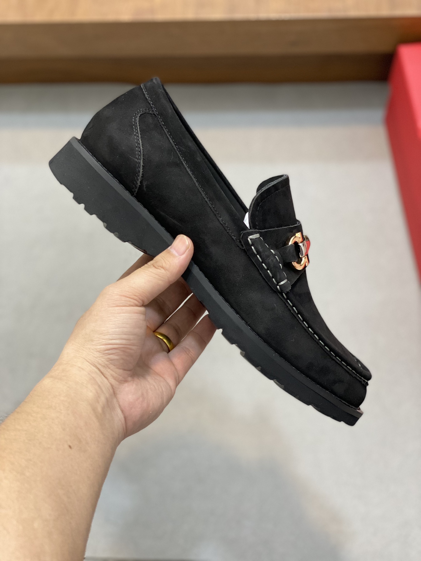 High-Quality Ferragamo Men’s Shoes: Top-Heavy Design, Premium Leather, Gold Detailing, Sizes 38-45 - 图片 4
