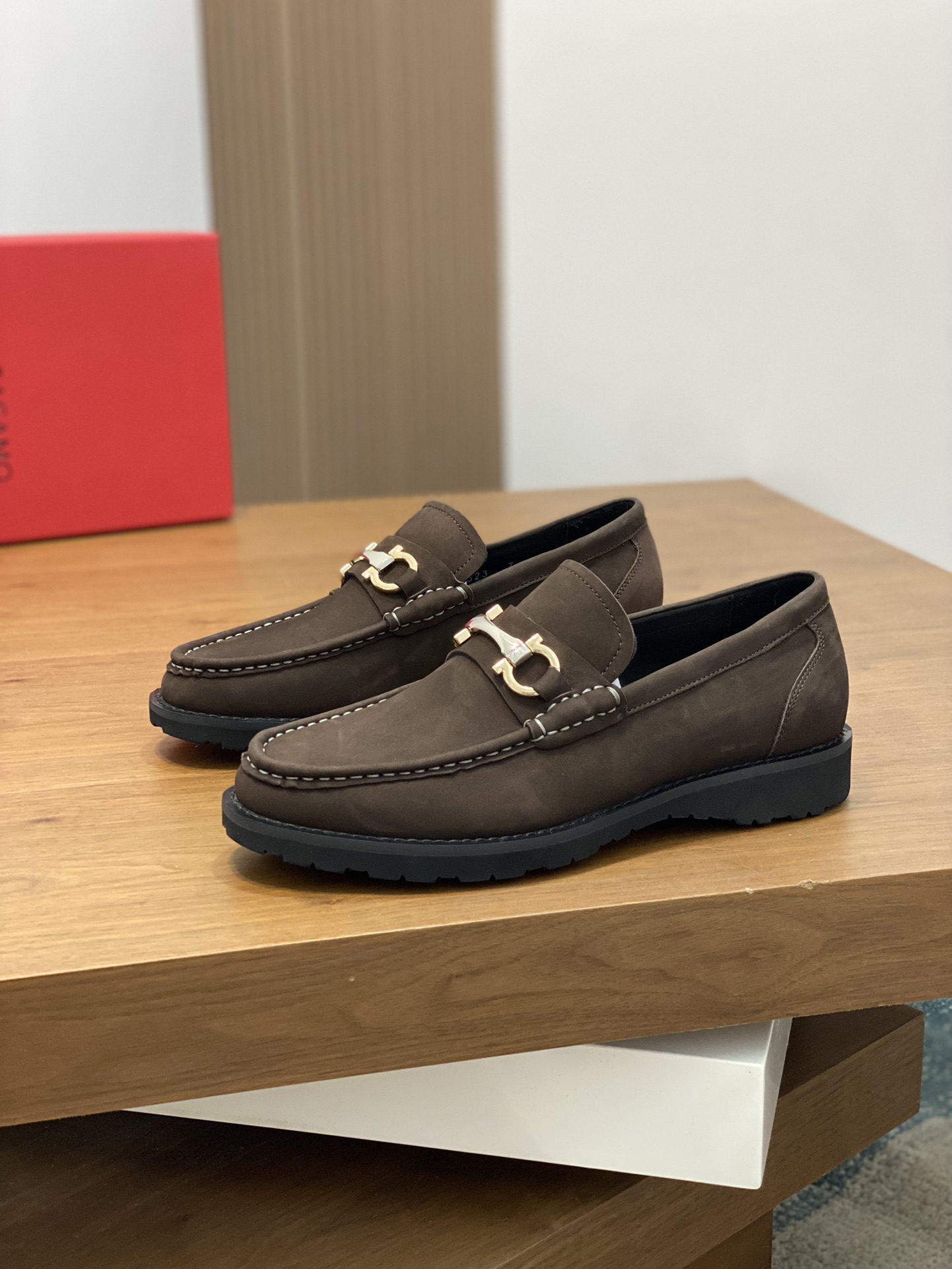 “High-Quality Ferragamo Men’s Shoes with Sandy Skin and Imported Cattle Skin” - 图片 3
