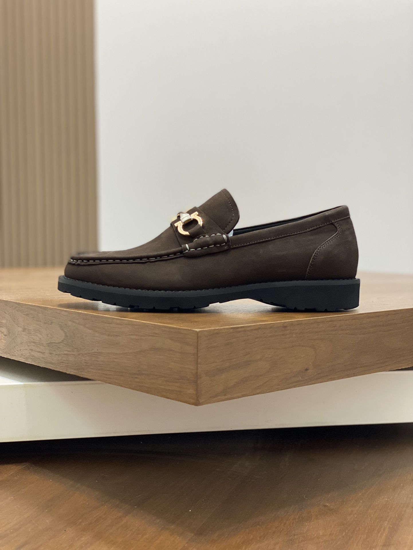 “High-Quality Ferragamo Men’s Shoes with Sandy Skin and Imported Cattle Skin” - 图片 2